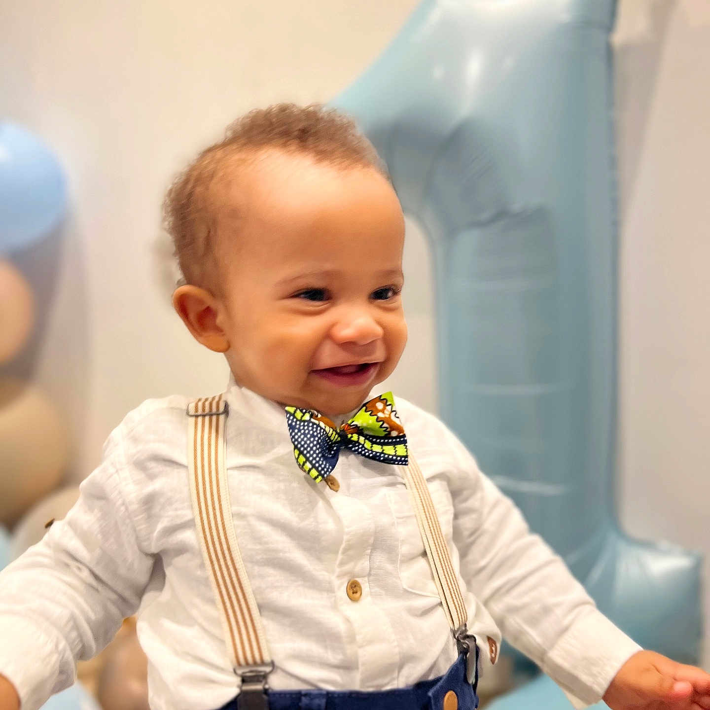 Noah participe au concours pour gagner de l'argent avec cette photo : baby, balloon, birthday, blue_pants, bow_tie, boy, celebration, child, cute, face, happy, indoor, inflatable, party, person, portrait, smile, suspenders, toddler, white_shirt