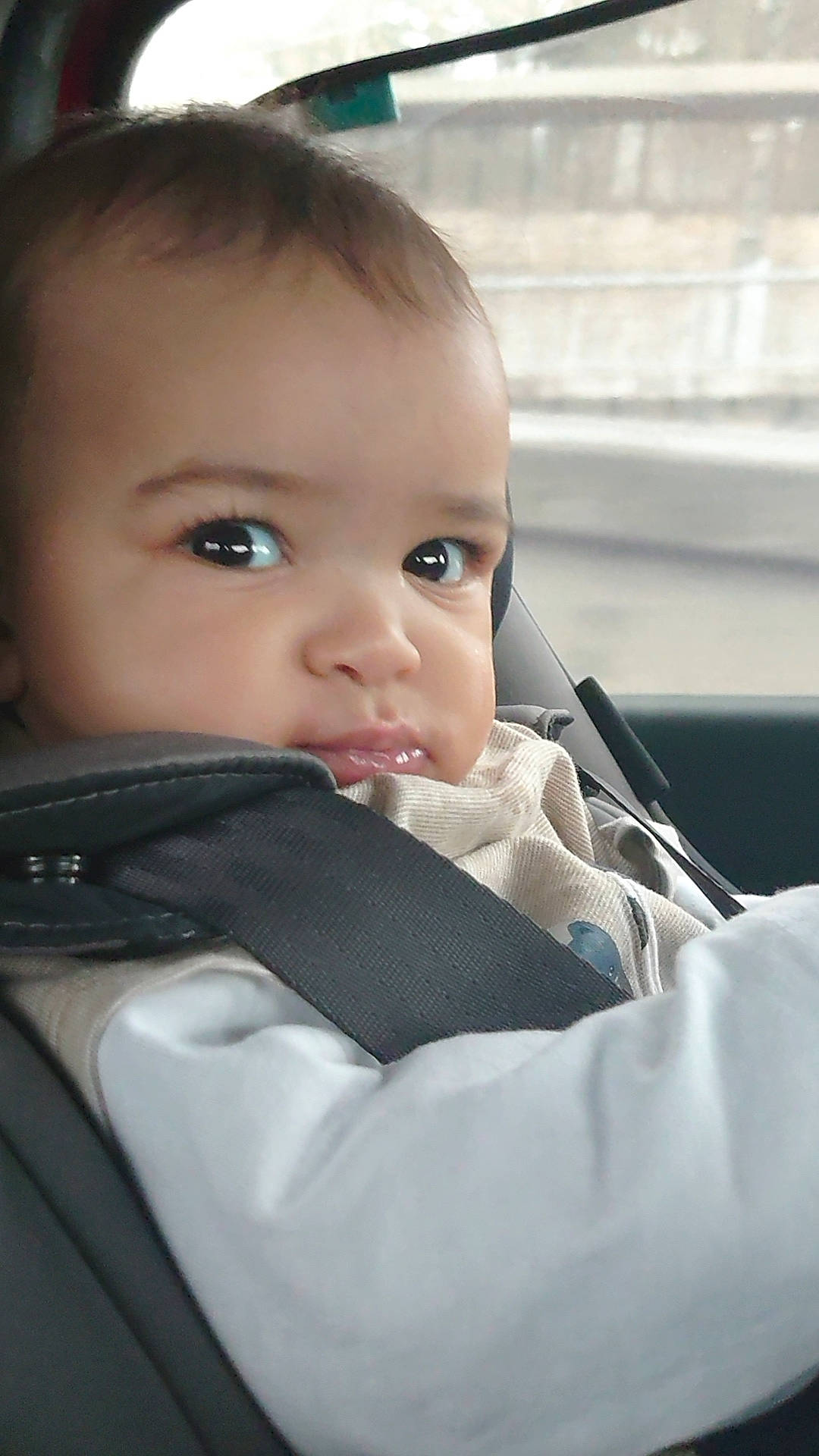 Tymael a rejoint le concours — aidez-le/la à gagner de superbes lots ! baby, baby_carriage, baby_products, baby_toddler_clothing, cheek, child, comfort, eye, eyelash, facial_expression, flash_photography, happy, iris, lip, monochrome_photography, nose, person, portrait_photography, sitting, skin