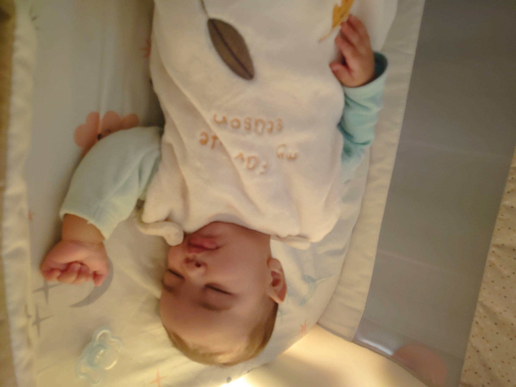 Tymael a rejoint le concours — aidez-le/la à gagner de superbes lots ! baby, baby_toddler_clothing, cheek, chest, child, comfort, eye, finger, foot, gesture, head, human_body, mouth, nail, neck, person, room, skin, sleeve, thumb