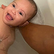 Liana participe au concours pour gagner de l'argent avec cette photo : baby, child, bathtub, water, smile, tongue, arm, skin, bath, happy, infant, cute, splash, fun, playful, person, young, head, face, expression