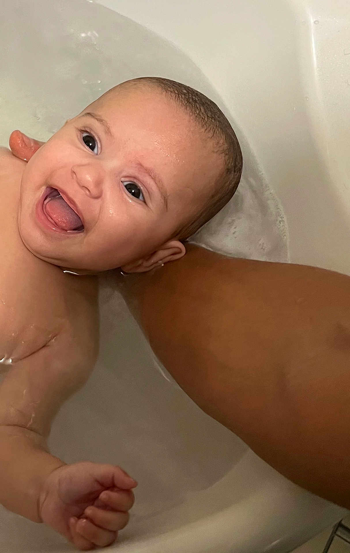 Liana participe au concours pour gagner de l'argent avec cette photo : baby, child, bathtub, water, smile, tongue, arm, skin, bath, happy, infant, cute, splash, fun, playful, person, young, head, face, expression