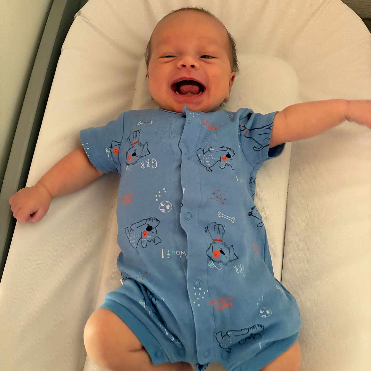 Owen participe au concours pour gagner de l'argent avec cette photo : baby, babylaughing, bed, bodypart, couch, cradle, crib, crying, face, finger, furniture, hand, happy, head, infantbed, newborn, person, photography, portrait, sad