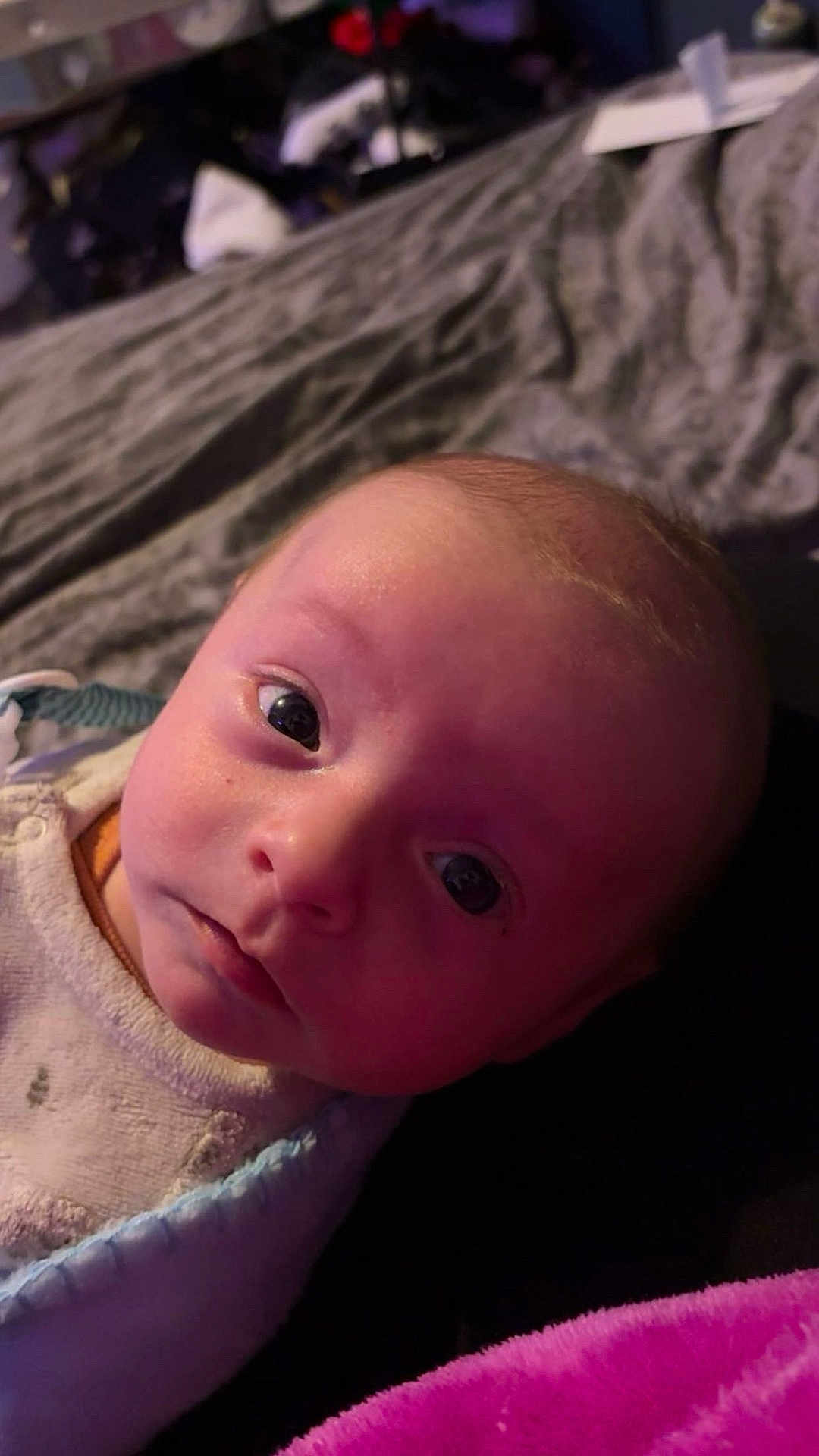 Layden a rejoint le concours — aidez-le/la à gagner de superbes lots ! baby, infant, face, eyes, blanket, bed, clothing, skin, head, portrait, closeup, child, young, person, indoors, sleepwear, expression, human, cute, newborn