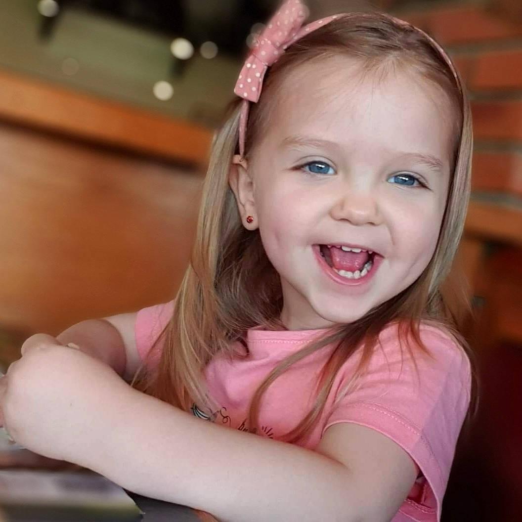 Elia participe au concours pour gagner de l'argent avec cette photo : blond, cheek, child, chin, dress, ear, eyebrow, eyelash, flash_photography, fun, gesture, happy, iris, joy, lip, mouth, nose, person, pink, skin
