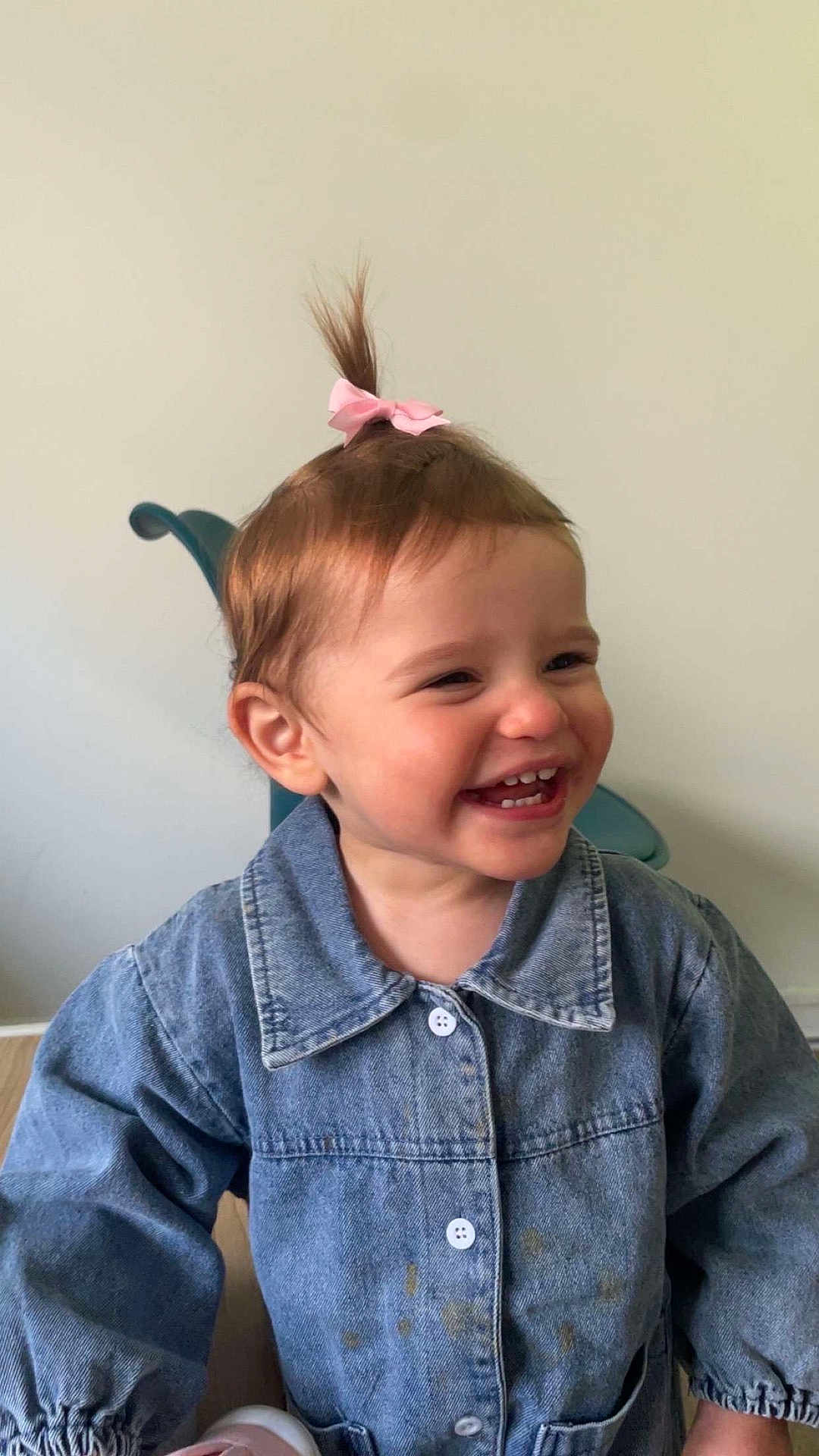 Leenaïa a rejoint le concours — aidez-le/la à gagner de superbes lots ! buttoned_jacket, casual, child, clothing, cute, denim_jacket, face, fashion, hair, happy, head, indoor, joy, laughing, person, pink_bow, portrait, smiling, toddler, young_child