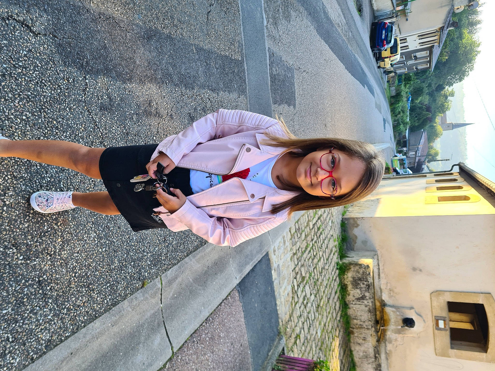 Lynn participe au concours pour gagner de l'argent avec cette photo : asphalt, city, denim, eyewear, fun, human_leg, joy, leisure, pedestrian, person, plant, recreation, road, sidewalk, street, street_fashion, thigh, tourism, transport, travel