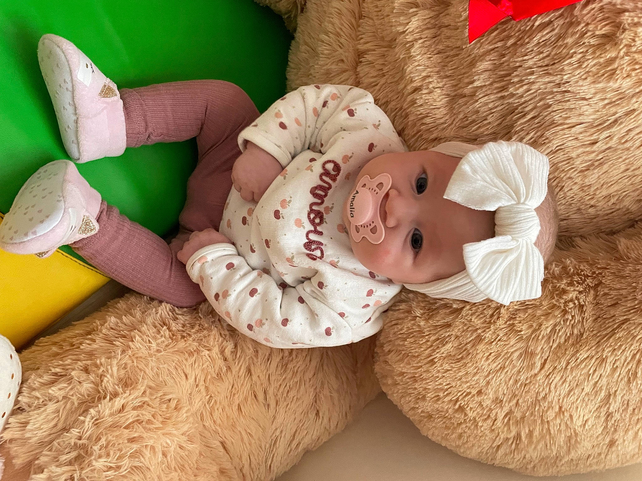 Amalia participe au concours pour gagner de l'argent avec cette photo : baby, baby_sleeping, baby_toddler_clothing, comfort, couch, eye, fawn, fur, fur_clothing, happy, hat, headwear, human_leg, mammal, person, plush, smile, stuffed_toy, teddy_bear, thigh