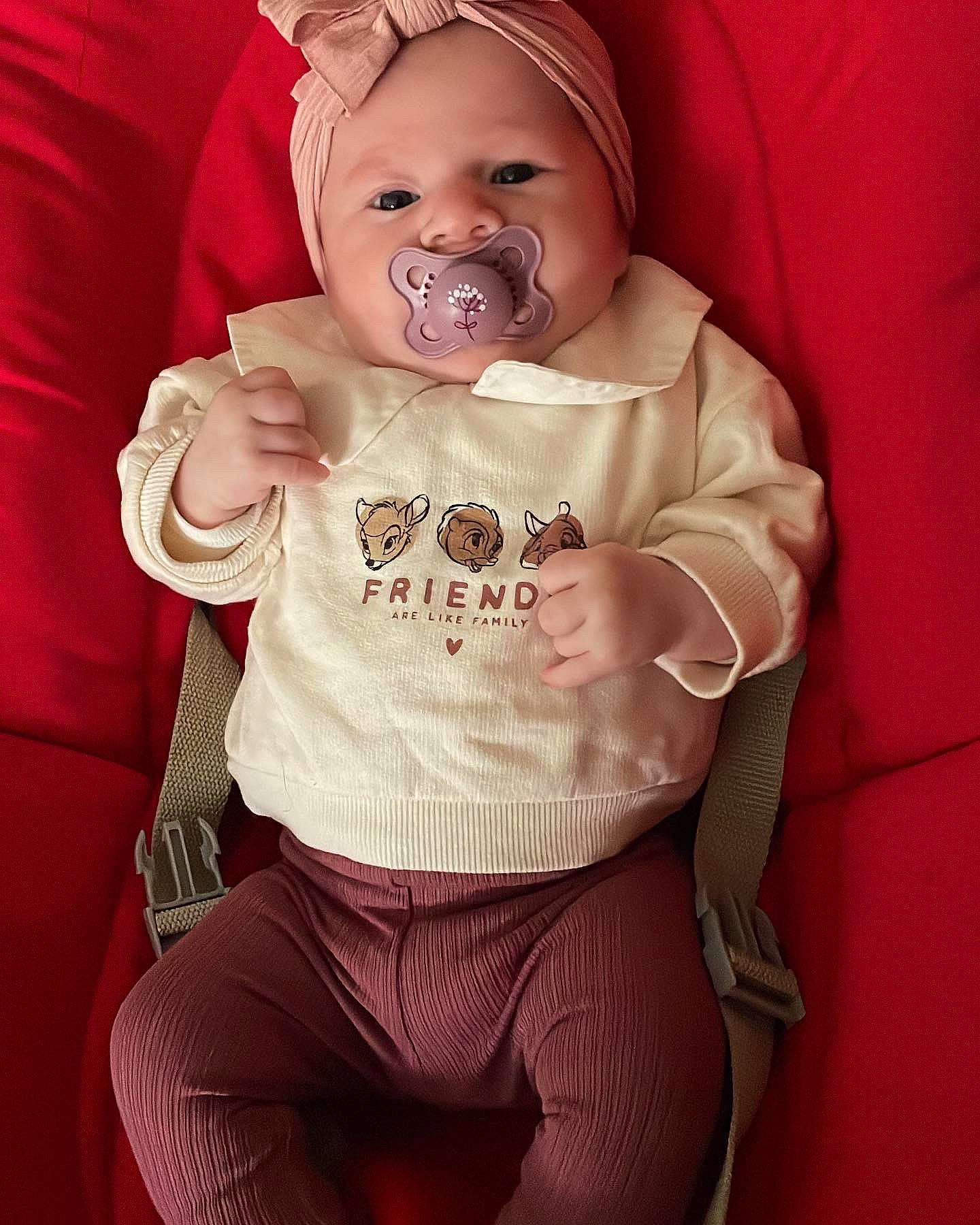 Amalia a rejoint le concours — aidez-le/la à gagner de superbes lots ! baby, baby_toddler_clothing, cheek, comfort, eye, face, gesture, happy, head, headgear, human_body, iris, lip, mouth, nose, person, pink, skin, sleeve, smile