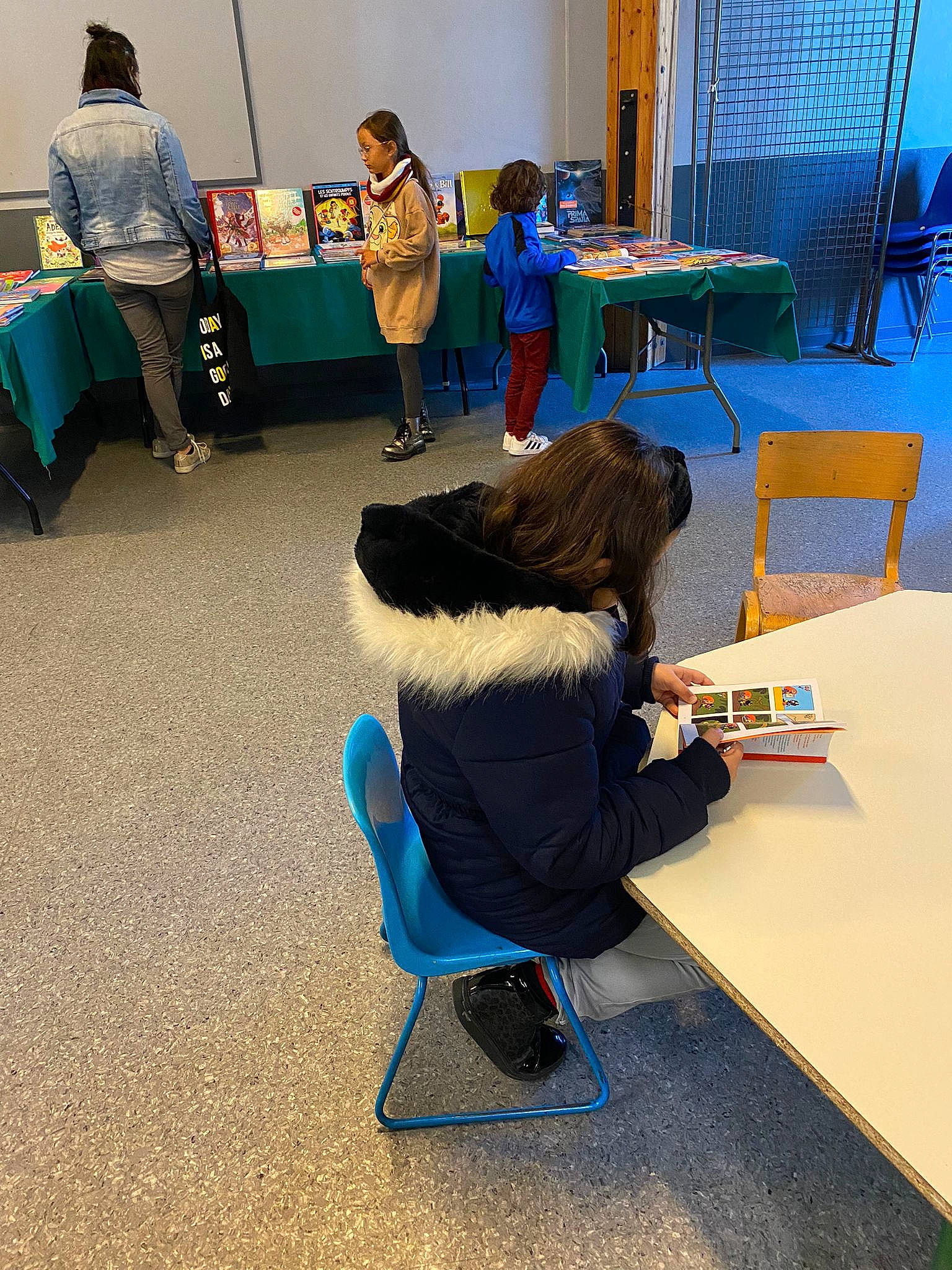 Amalia participe au concours pour gagner de l'argent avec cette photo : backpack, chair, class, collaboration, desk, education, engineering, event, flooring, furniture, job, learning, leisure, person, room, service, sitting, t_shirt, table, teacher