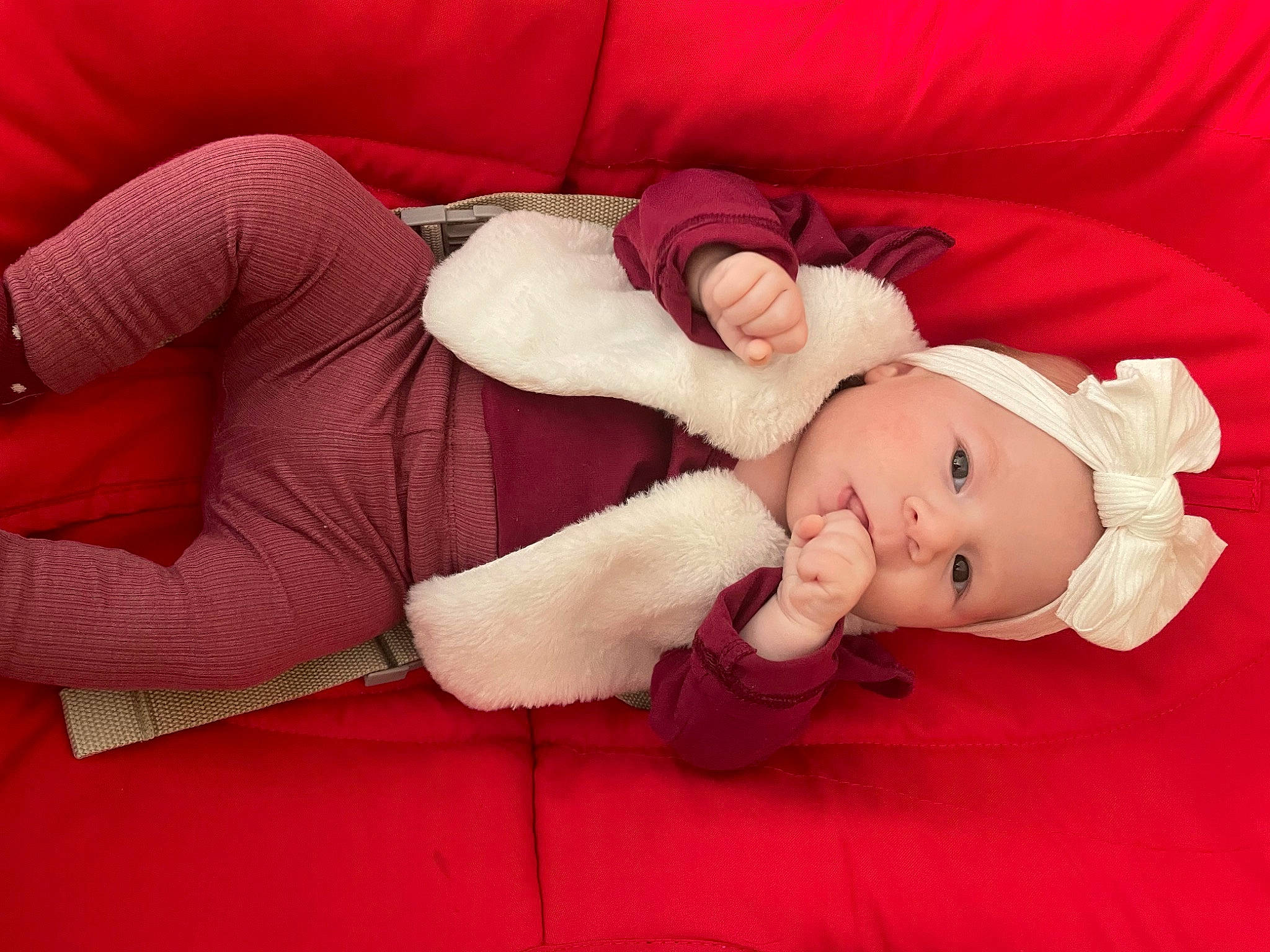 Amalia participe au concours pour gagner de l'argent avec cette photo : baby, baby_toddler_clothing, carmine, child, comfort, finger, foot, fur, gesture, happy, head, headwear, human_leg, lap, linens, mammal, person, pink, red, skin