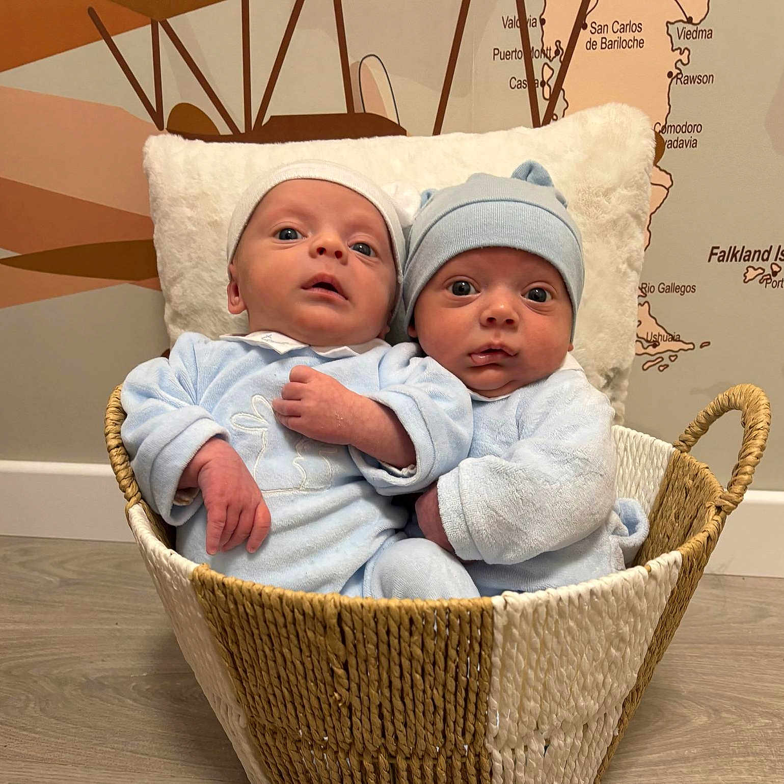 Thomas Maxime a rejoint le concours — aidez-le/la à gagner de superbes lots ! baby, basket, blanket, clothing, crib, cushion, face, furniture, hat, head, homedecor, infantbed, newborn, people, person, photography, portrait