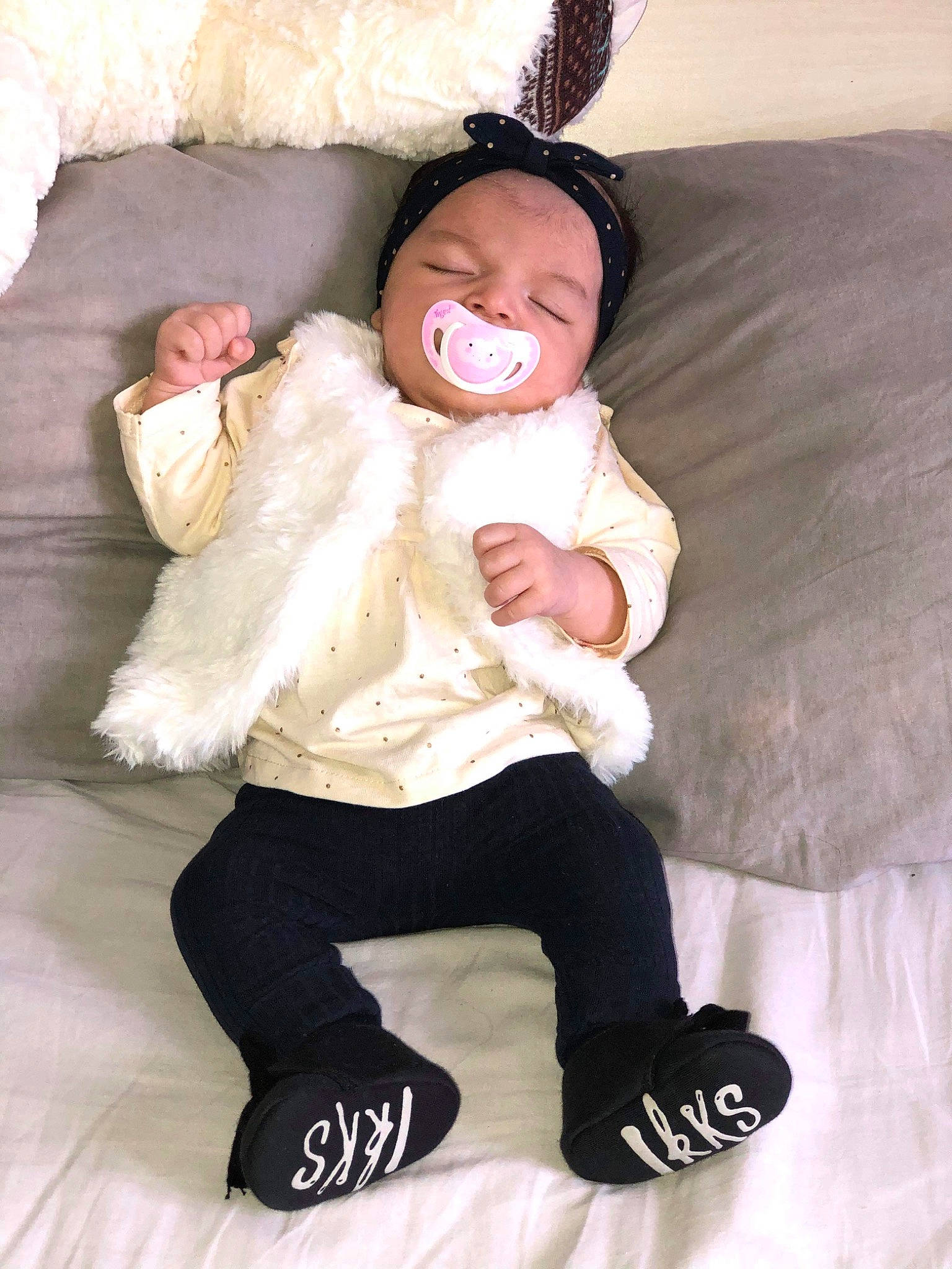 Kaina participe au concours pour gagner de l'argent avec cette photo : baby, baby_toddler_clothing, child, comfort, couch, flash_photography, fun, happy, headwear, human_body, human_leg, knee, leg, linens, person, sitting, skin, sleeve, sock, thigh