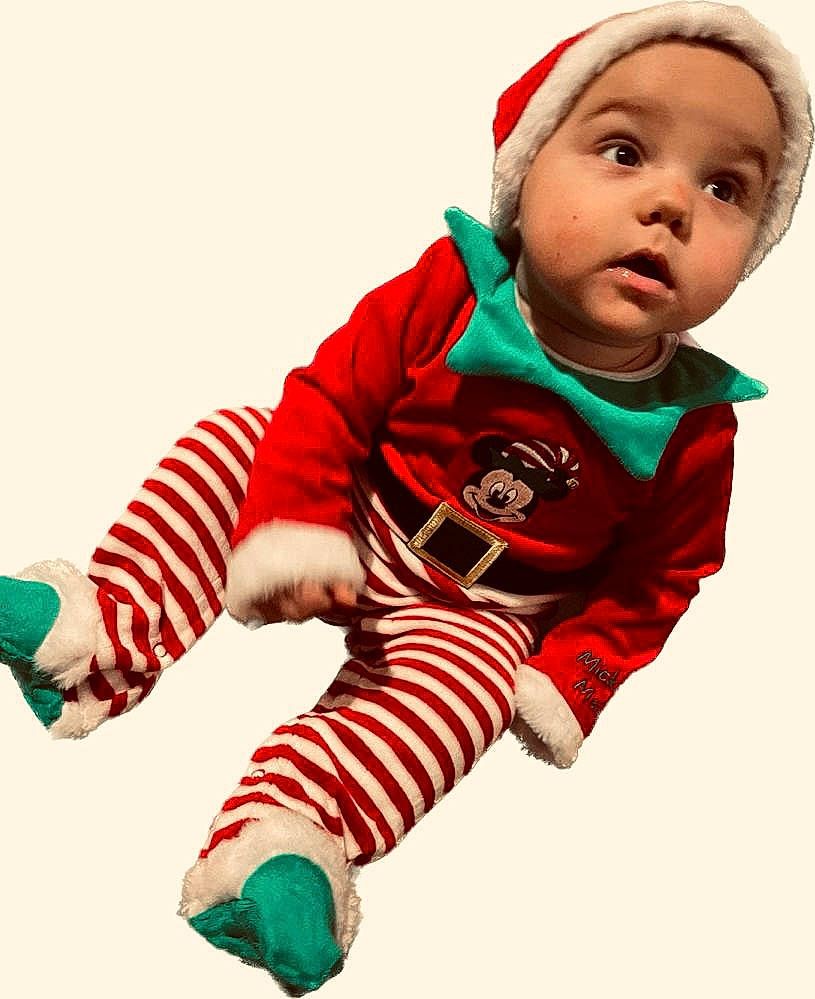 Mattia a rejoint le concours — aidez-le/la à gagner de superbes lots ! baby, baby_toddler_clothing, cap, carmine, christmas, comfort, facial_expression, fictional_character, gesture, happy, holiday, human_leg, jersey, knee, person, sleeve, smile, sock, sportswear, surprise