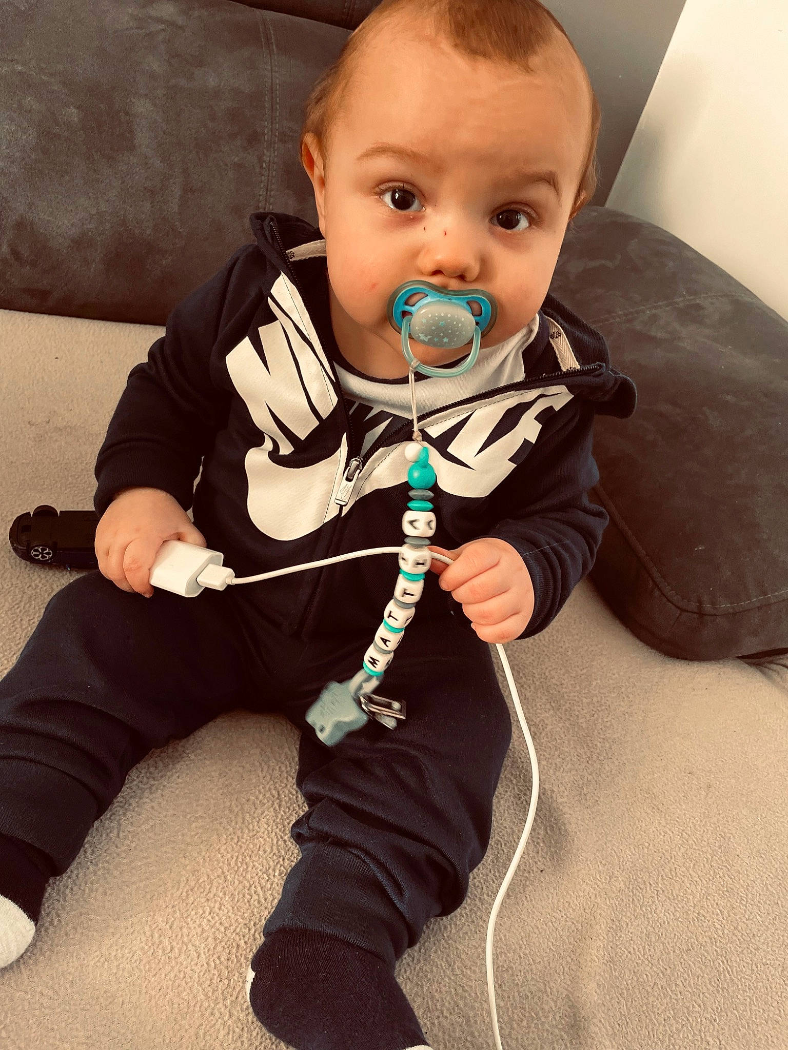 Mattia a rejoint le concours — aidez-le/la à gagner de superbes lots ! baby, baby_products, baby_toddler_clothing, cheek, child, comfort, eyelash, finger, flooring, happy, head, iris, knee, linens, person, sitting, skin, sleeve, smile, surprise