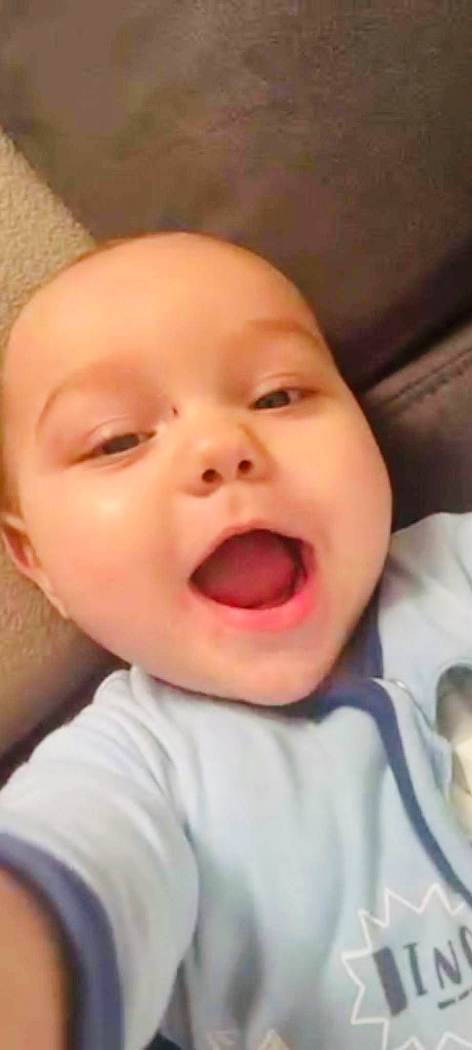 Mattia a rejoint le concours — aidez-le/la à gagner de superbes lots ! baby, baby_making_funny_faces, cheek, close_up, comfort, ear, eyebrow, eyelash, gesture, happy, jaw, lip, mouth, neck, nose, person, skin, smile, toddler, tongue