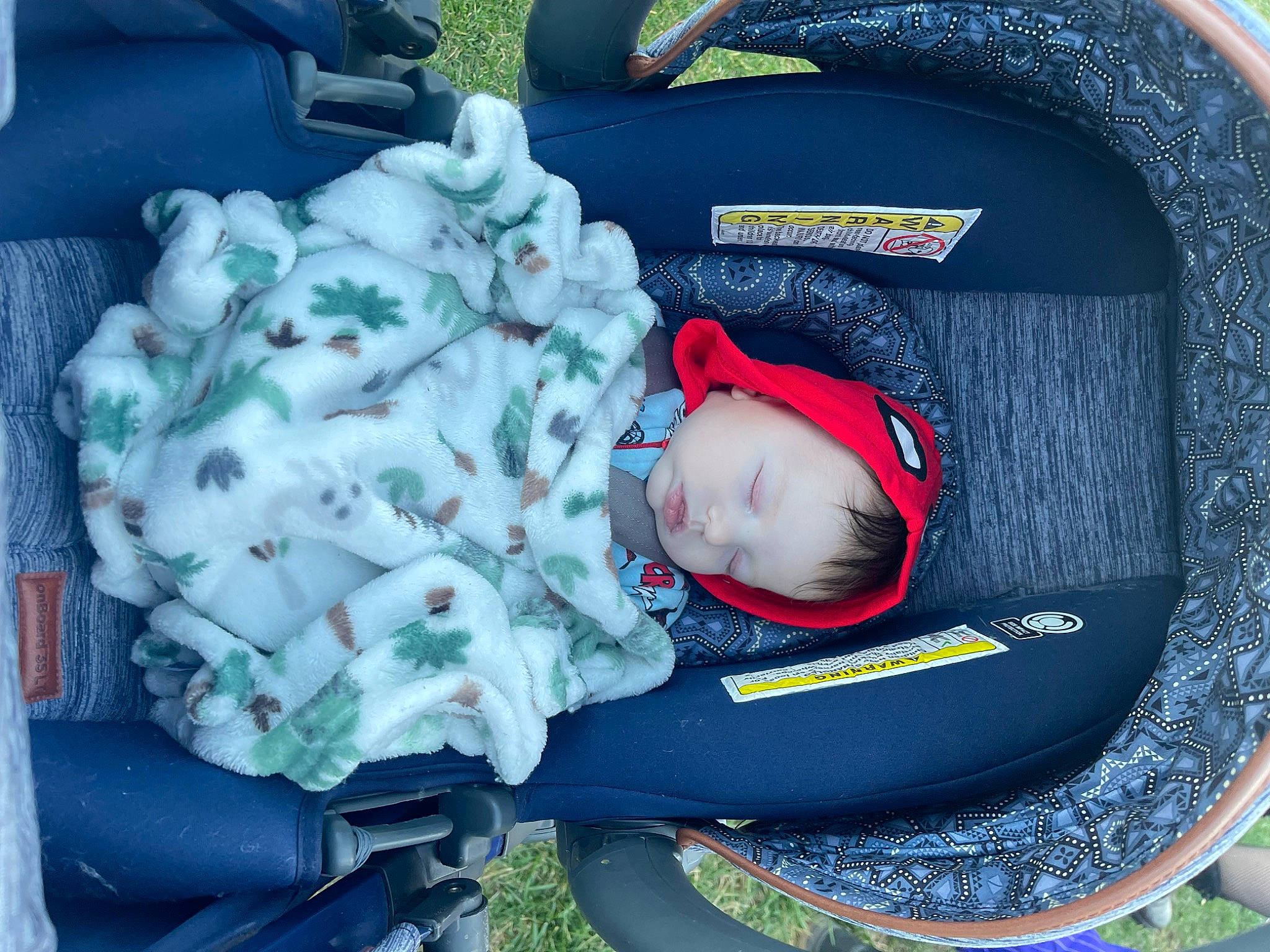 Atreus is registered to the contest to win money with this photo: auto_part, automotive_tire, automotive_wheel_system, baby, baby_carriage, baby_products, baby_safety, baby_toddler_clothing, car_seat, carmine, child, circle, comfort, electric_blue, fun, lap, motor_vehicle, person, sitting, toddler