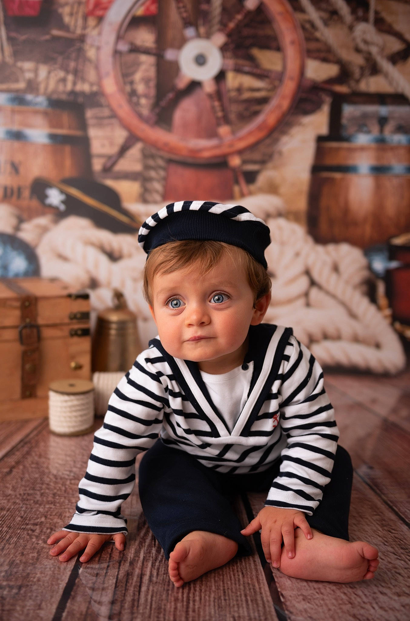 Émile participe au concours pour gagner de l'argent avec cette photo : baby, baby_toddler_clothing, child, chin, fashion_accessory, flash_photography, flooring, foot, fun, grass, happy, hardwood, headgear, mammal, person, sitting, sleeve, t_shirt, toddler, wood