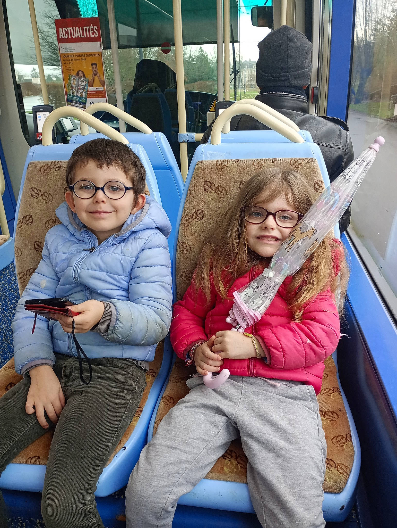 Tennessee participe au concours pour gagner de l'argent avec cette photo : blond, blue, child, comfort, event, eyewear, family_car, fun, glasses, hairstyle, joy, lap, leisure, mammal, motor_vehicle, passenger, person, public_transport, sitting, toddler