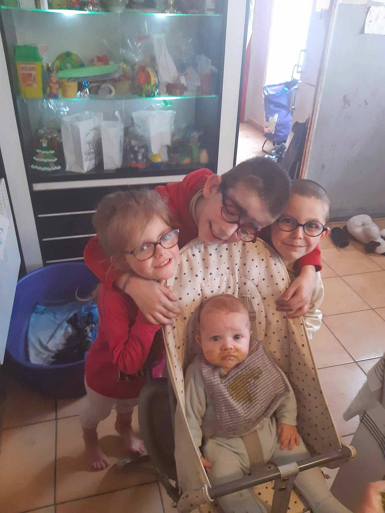 Tennessee participe au concours pour gagner de l'argent avec cette photo : baby, chair, child, event, eyewear, flooring, fun, glasses, joy, lap, leisure, person, refrigerator, room, sitting, toddler, vacation, wood