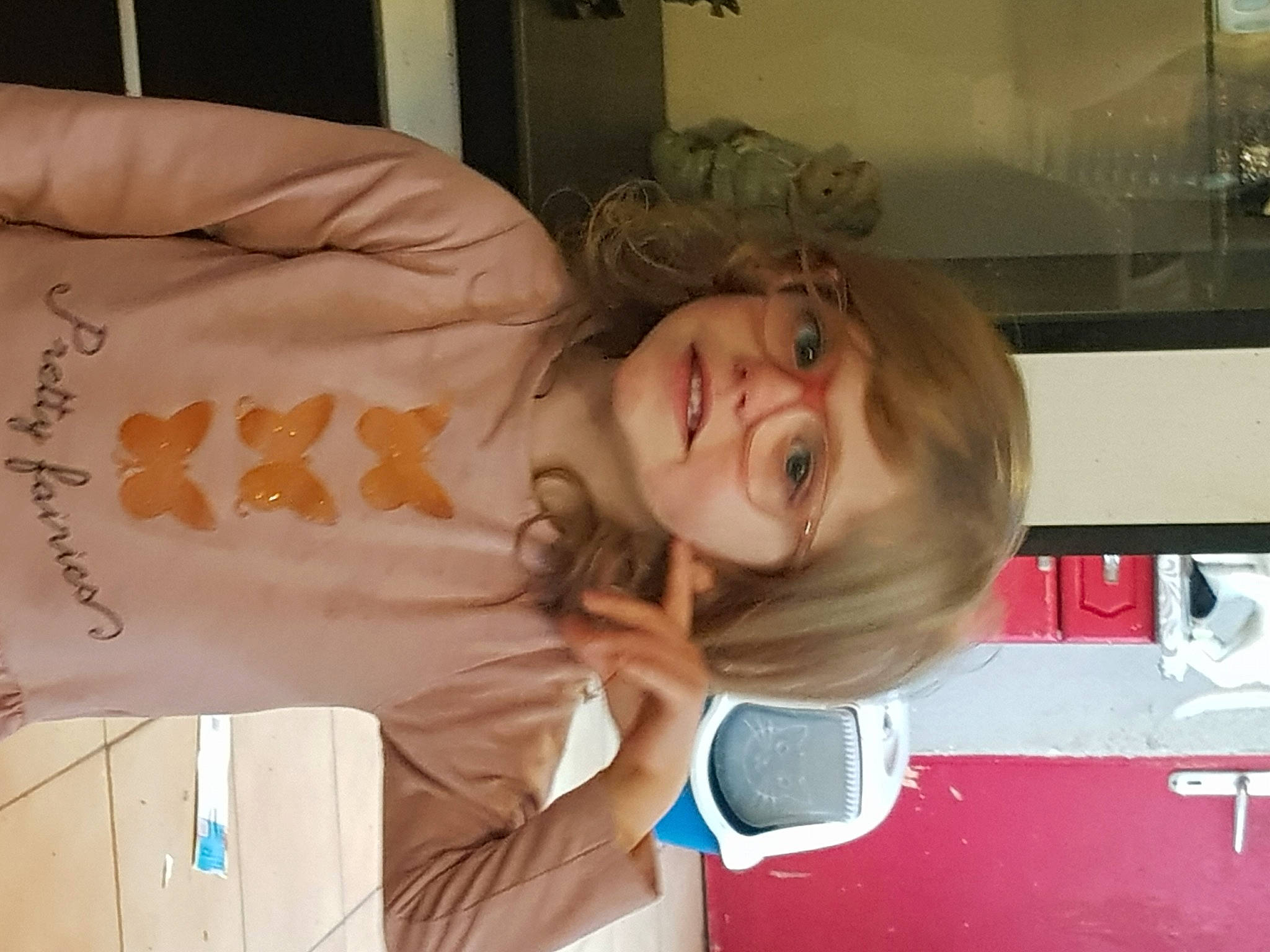 Tennessee participe au concours pour gagner de l'argent avec cette photo : child, comfort, eyelash, fun, happy, person, room, sleeve, t_shirt, toddler, vacation