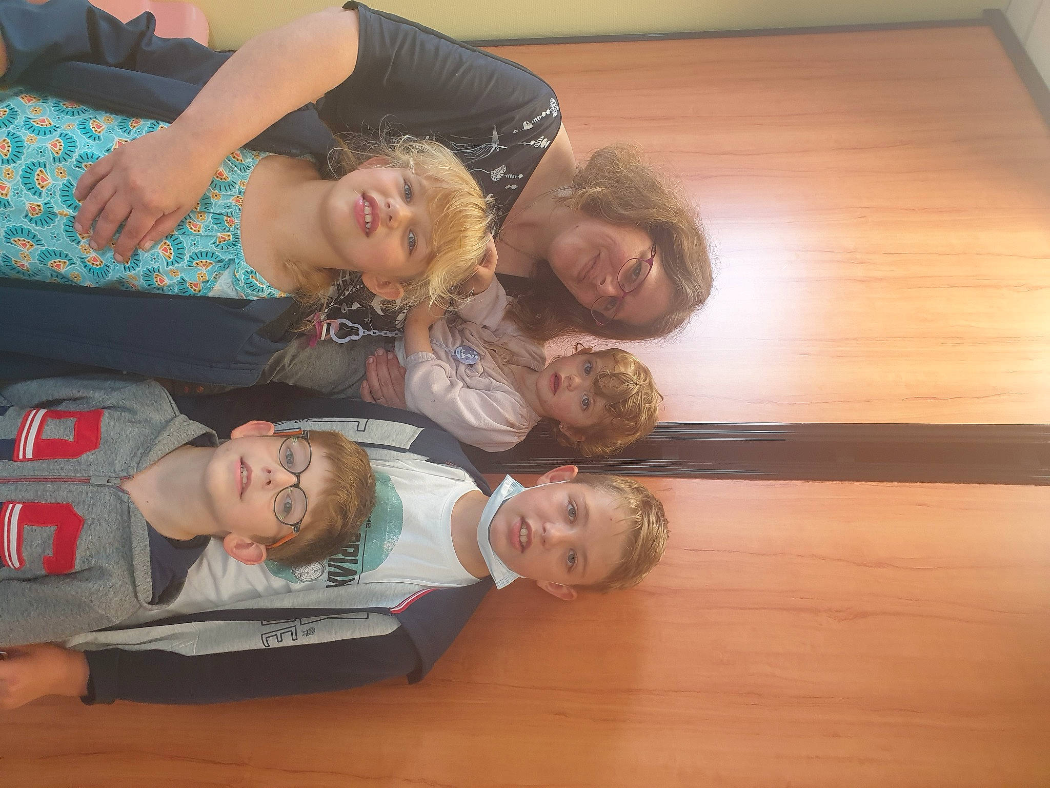 Cheyenne participe au concours pour gagner de l'argent avec cette photo : arm, child, comfort, elbow, event, face, flooring, fun, gesture, glasses, happy, hardwood, head, interaction, joint, joy, person, room, smile, varnish