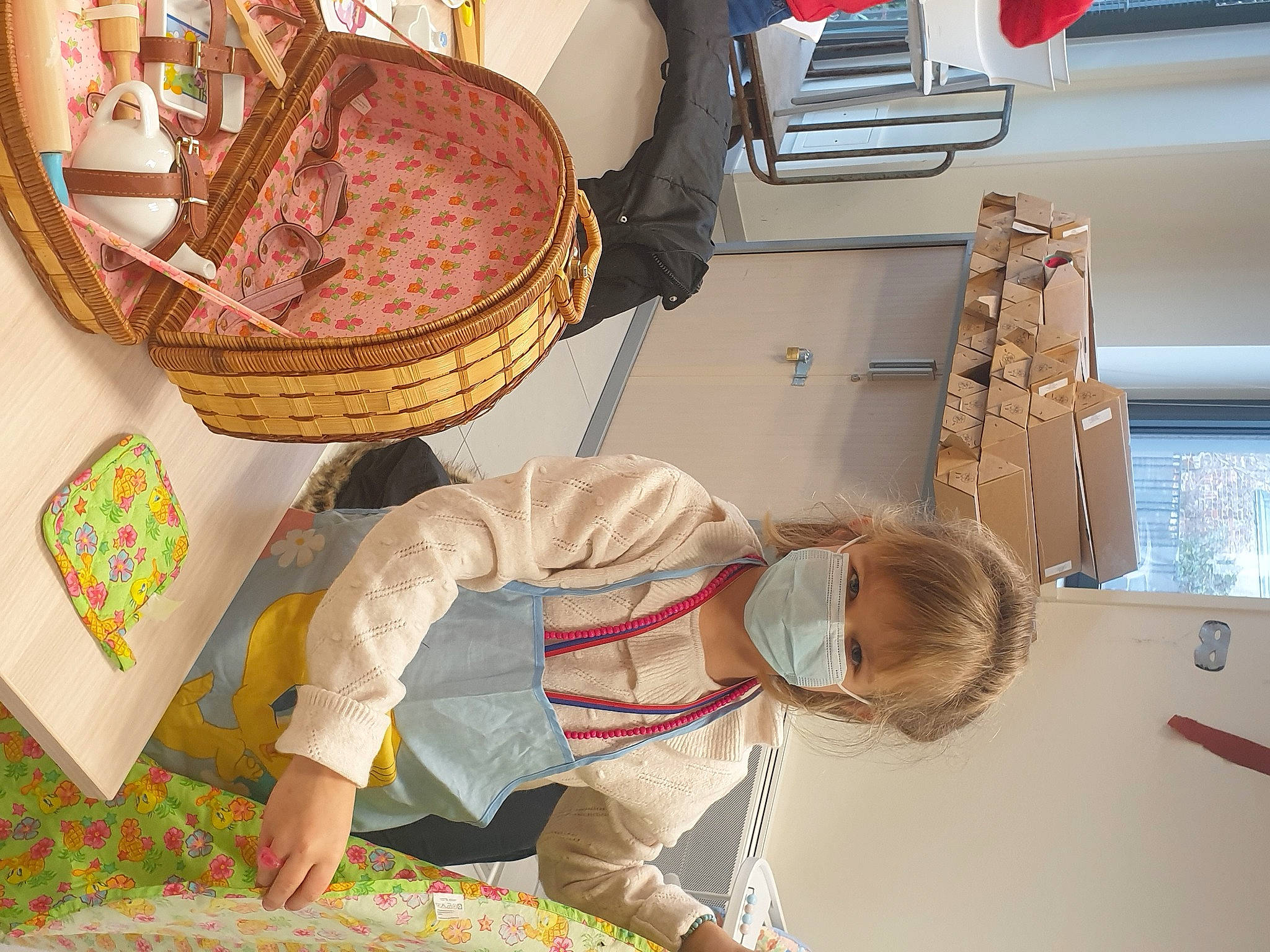 Cheyenne a rejoint le concours — aidez-le/la à gagner de superbes lots ! baby_products, bag, basket, child, comfort, fashion_accessory, flooring, fun, home_accessories, infant_bed, leisure, luggage_and_bags, pattern, person, play, room, storage_basket, toddler, visual_arts, wicker