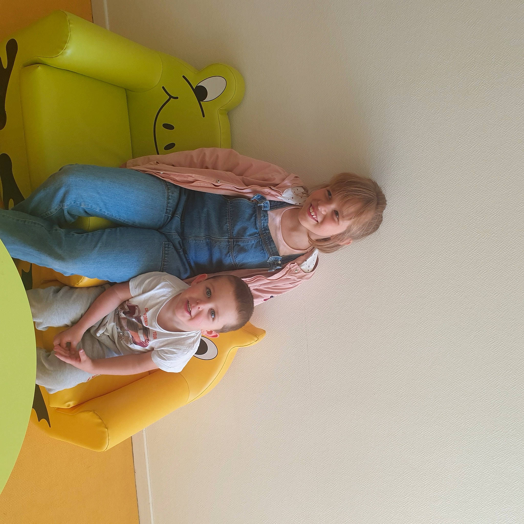 Cheyenne a rejoint le concours — aidez-le/la à gagner de superbes lots ! baby, ceiling, child, comfort, fun, happy, joy, leisure, person, room, sitting, smile, toddler