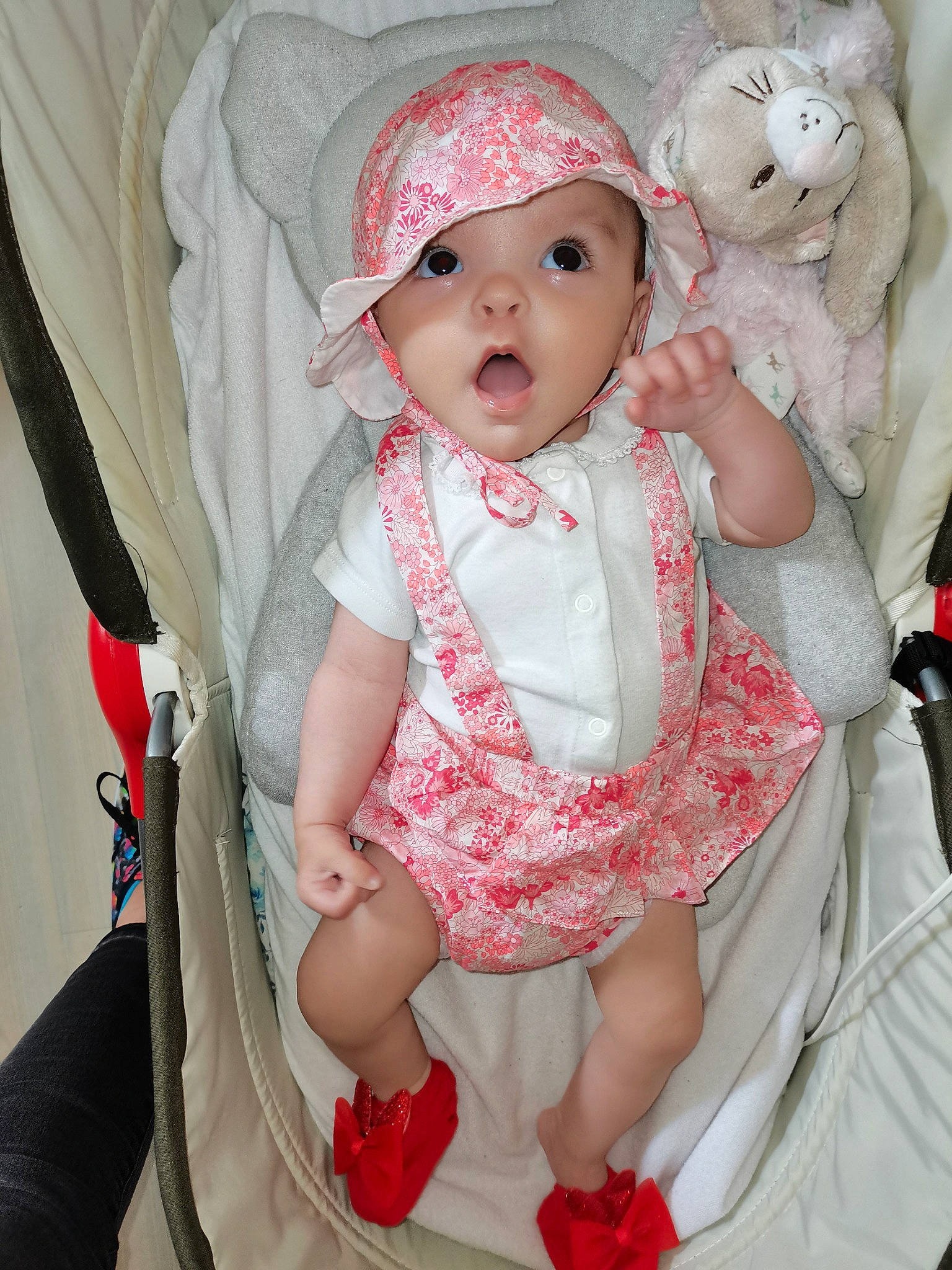 Rachel participe au concours pour gagner de l'argent avec cette photo : baby, baby_toddler_clothing, cap, cheek, child, dress, embellishment, eyelash, headgear, headwear, human_body, iris, lip, pattern, person, pink, red, skin, sleeve, textile