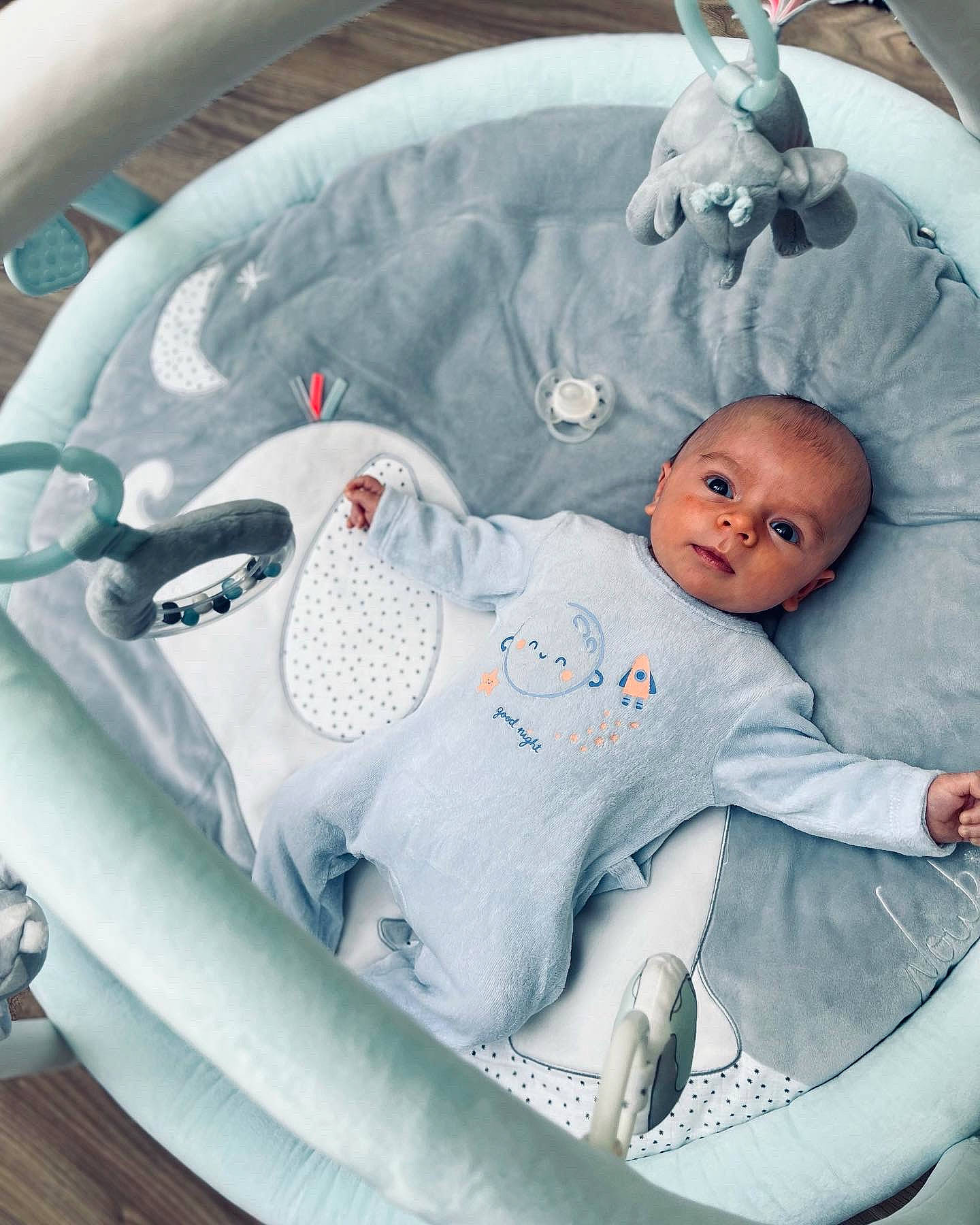 Raphael a rejoint le concours — aidez-le/la à gagner de superbes lots ! automotive_design, baby, baby_products, baby_safety, baby_sleeping, baby_toddler_clothing, car_seat, car_seat_cover, child, comfort, infant_bed, leisure, linens, luxury_vehicle, mammal, person, sitting, toddler, vehicle_door, vertebrate