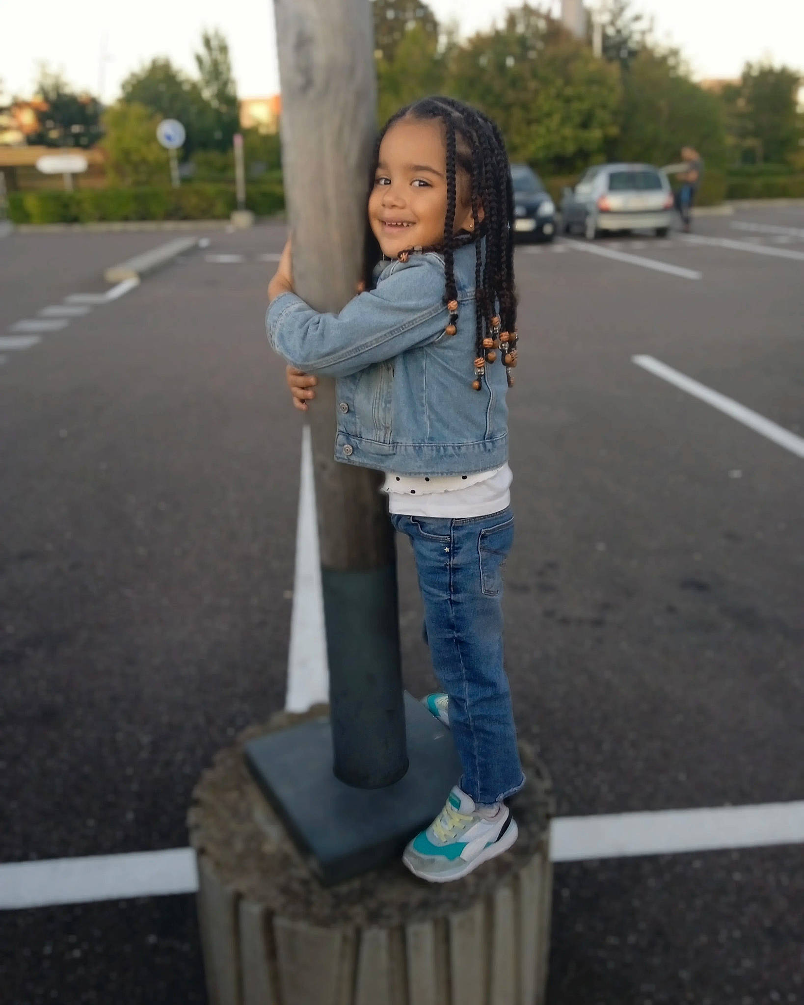Haylee a rejoint le concours — aidez-le/la à gagner de superbes lots ! asphalt, denim, electric_blue, eye, grass, hair, hand, jeans, joy, leg, leisure, person, photograph, plant, recreation, road_surface, sky, smile, street_fashion, t_shirt