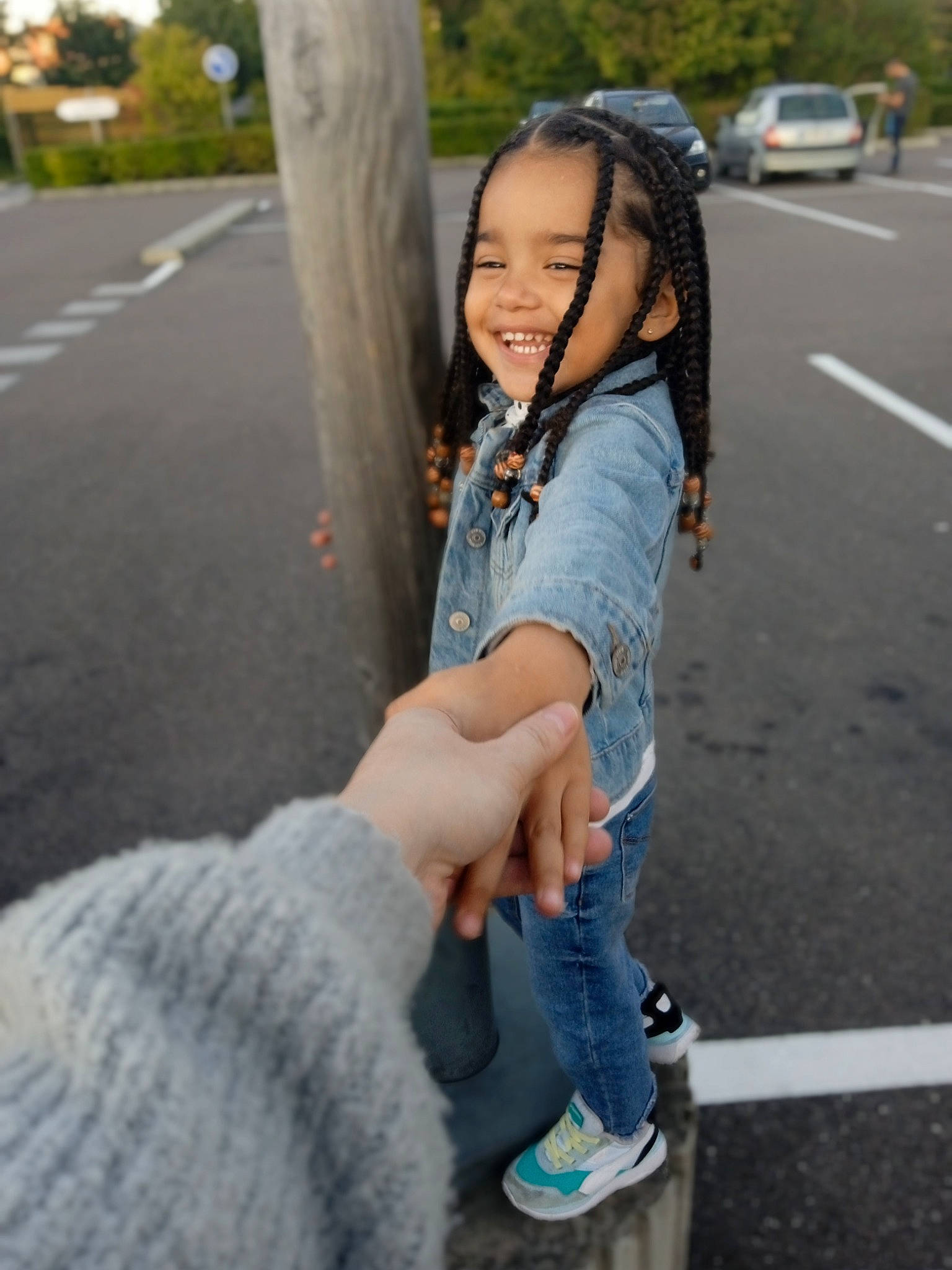 Haylee participe au concours pour gagner de l'argent avec cette photo : asphalt, blond, clothing, cool, denim, electric_blue, eye, fun, gesture, grass, happy, joy, leisure, long_hair, person, plant, recreation, road, smile, street