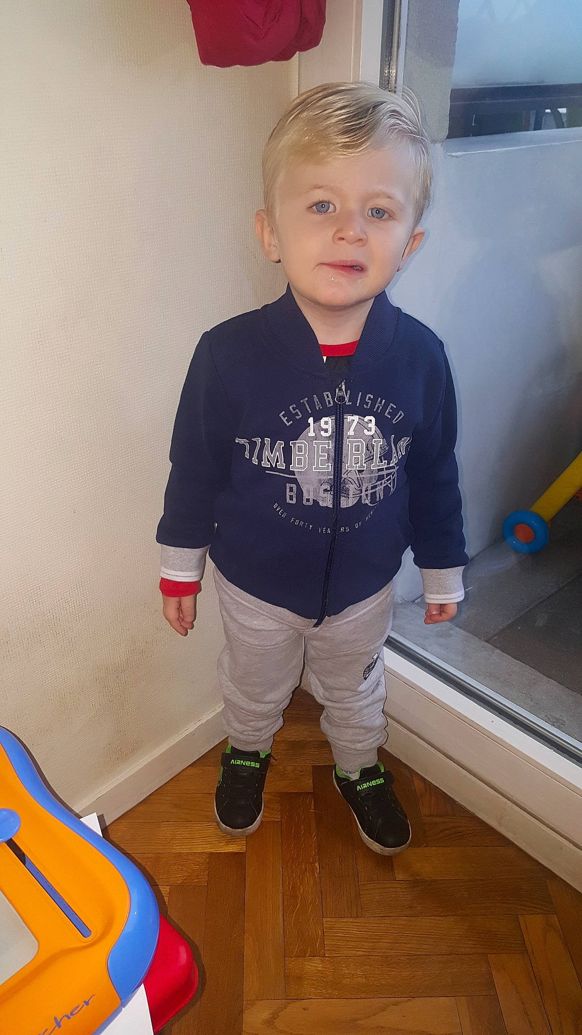 Devon participe au concours pour gagner de l'argent avec cette photo : arm, boy, child, clothing, cool, day, footwear, fun, girl, hair, leg, outerwear, person, product, shoulder, sitting, skin, standing, t_shirt, textile