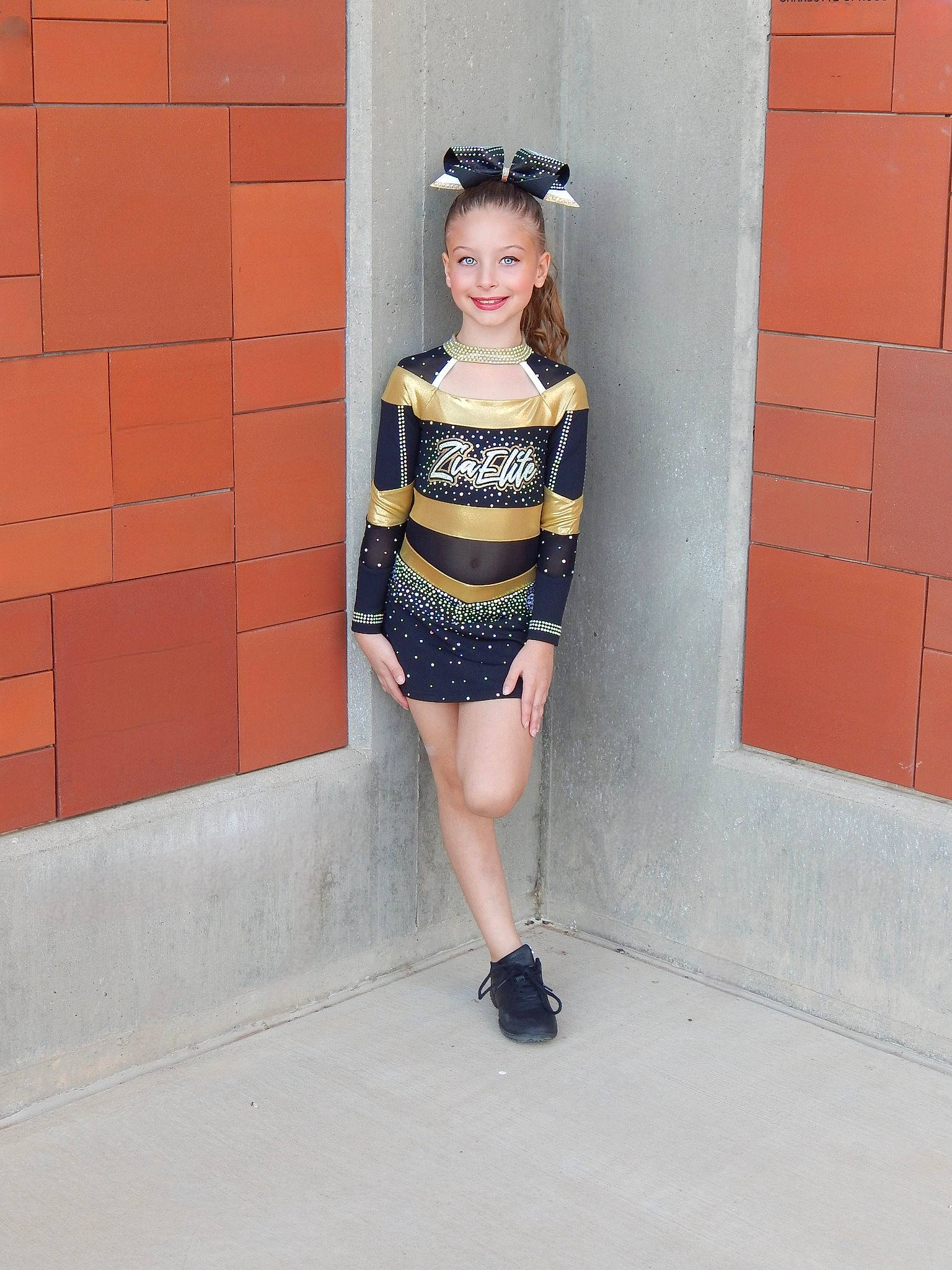 Sarah is registered to the contest to win money with this photo: brick, day_dress, denim, dress, electric_blue, eyewear, fashion_accessory, fashion_design, human_leg, jewellery, joy, knee, leg, pattern, person, sleeve, smile, t_shirt, thigh, trunk