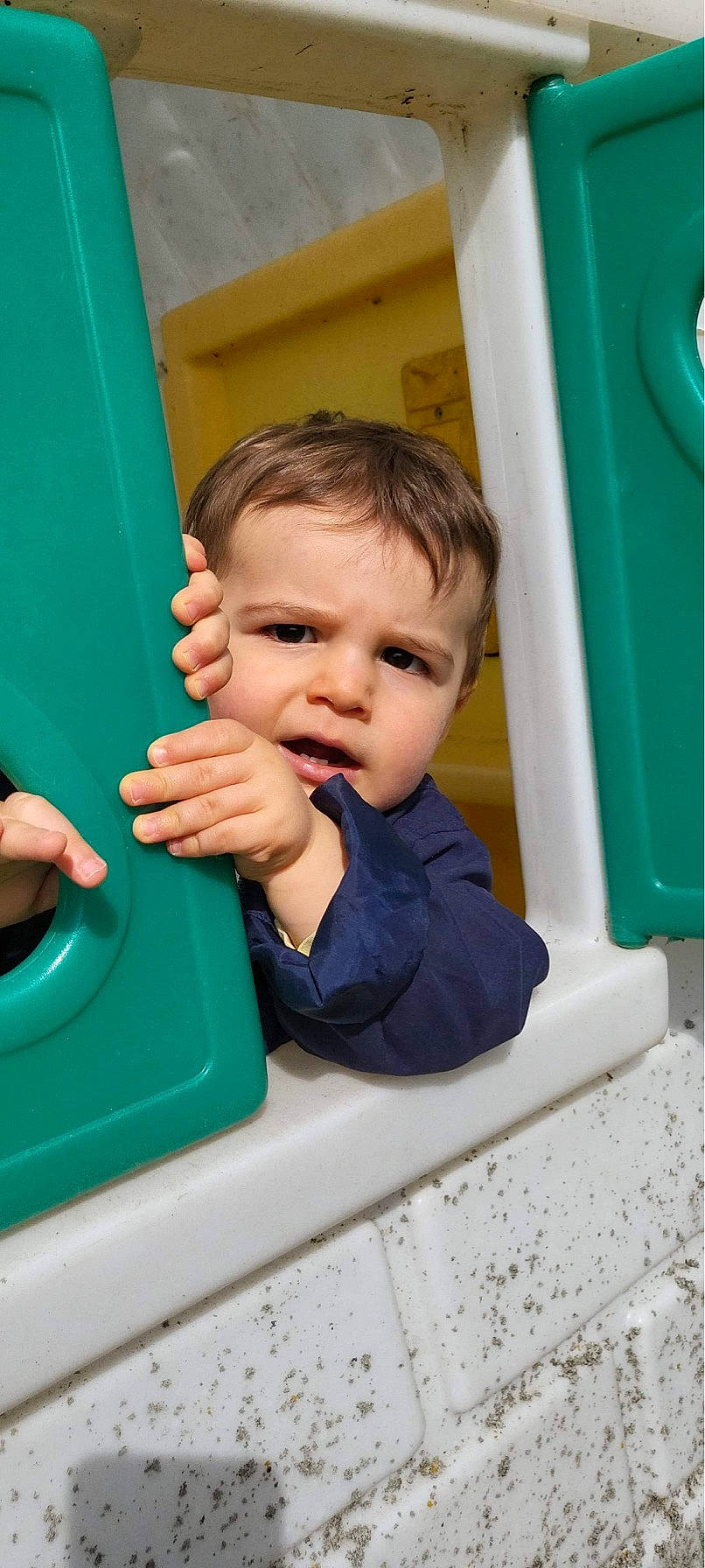 Nino participe au concours pour gagner de l'argent avec cette photo : baby, baby_toddler_clothing, blue, child, city, fun, green, happy, leisure, outdoor_play_equipment, person, play, playground, recreation, room, sitting, skin, standing, thumb, toddler