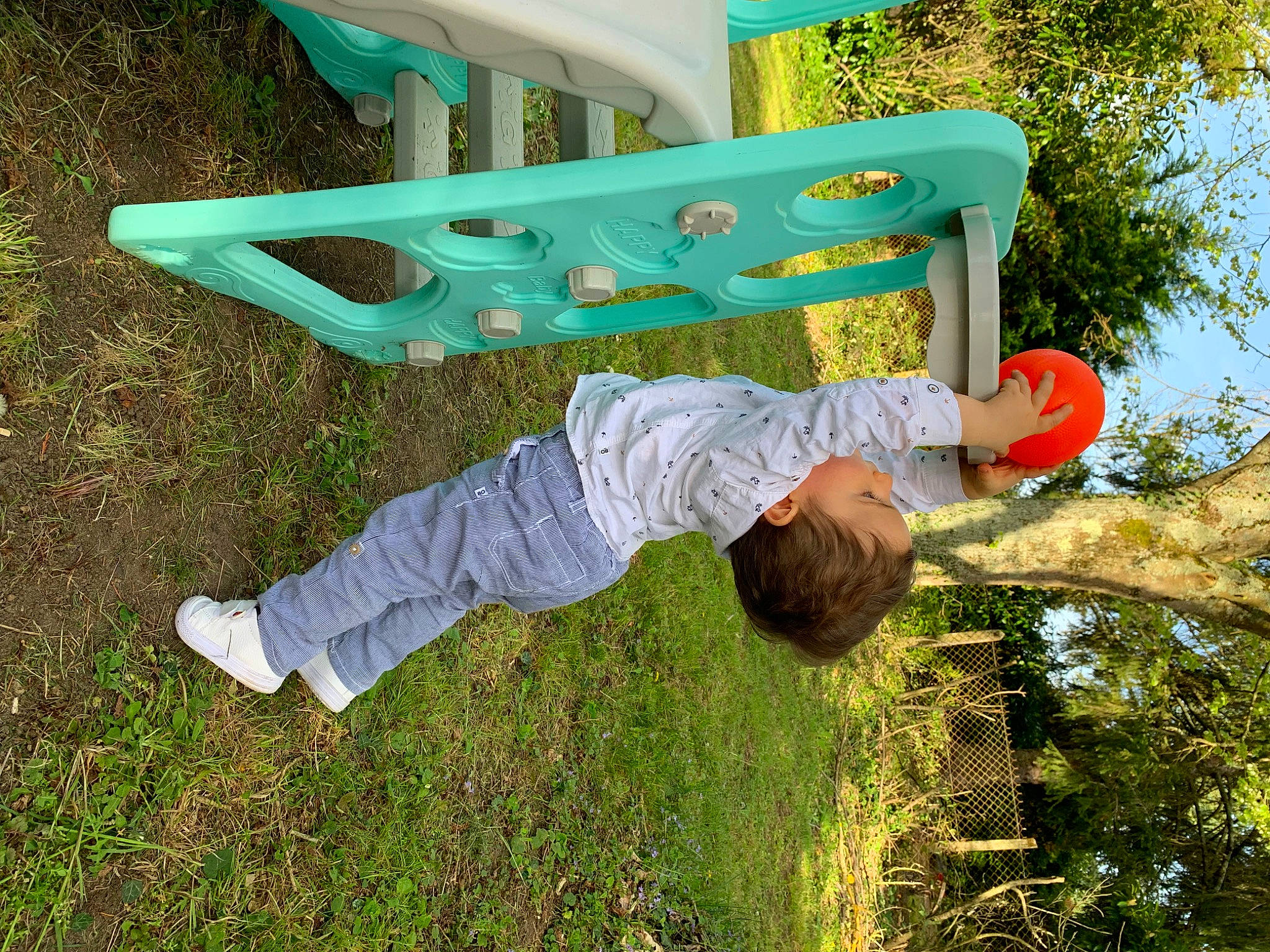 Nino participe au concours pour gagner de l'argent avec cette photo : chair, child, chute, fun, grass, happy, leisure, outdoor_furniture, outdoor_play_equipment, people_in_nature, person, plant, play, playground, recreation, sitting, sky, t_shirt, table, toddler