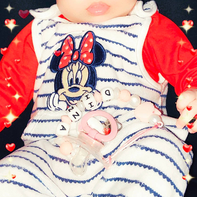 Dina a rejoint le concours — aidez-le/la à gagner de superbes lots ! blurred, child, person, red, sleeve