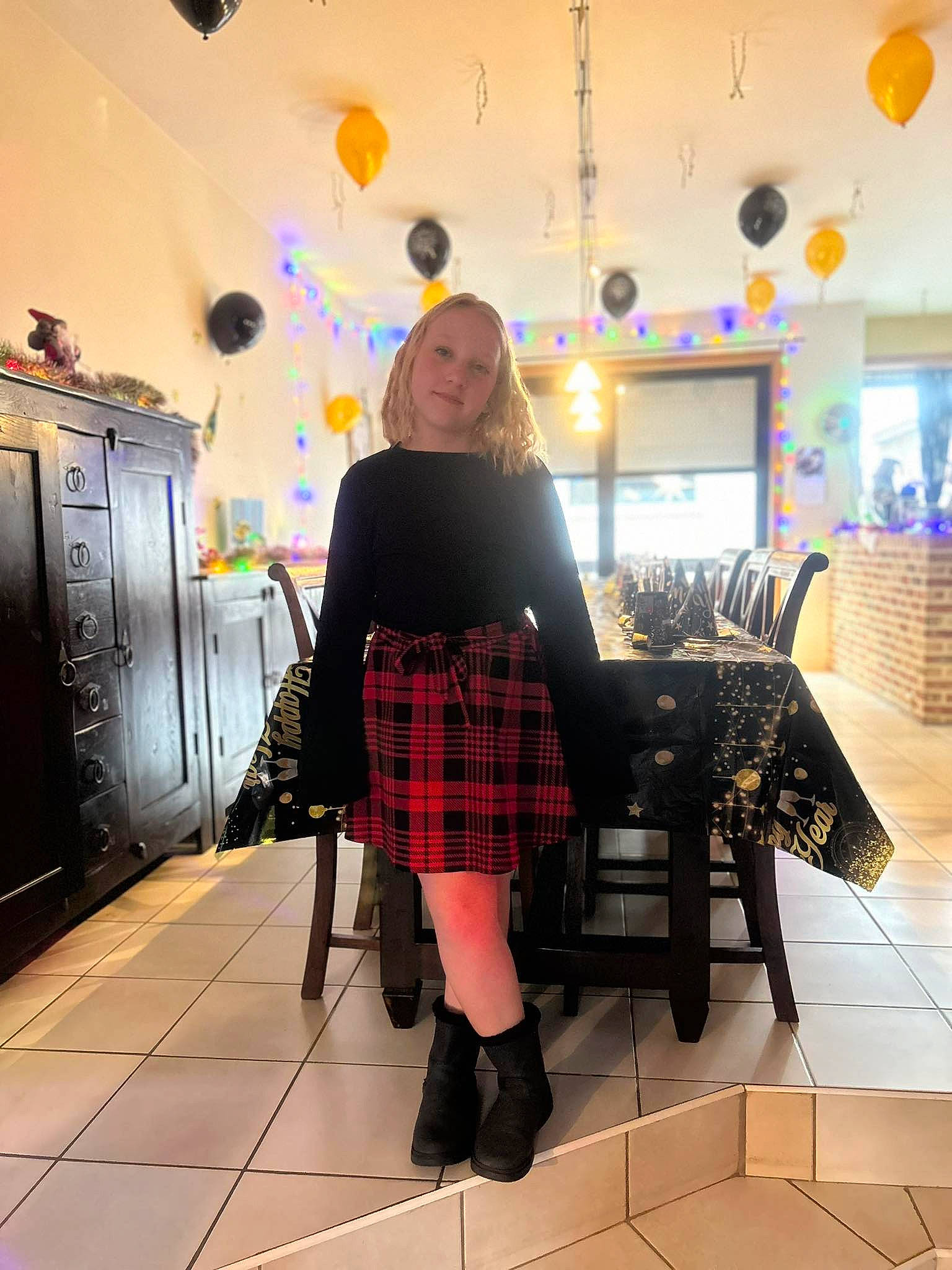 Tatiana a rejoint le concours — aidez-le/la à gagner de superbes lots ! event, eyewear, fashion, fashion_design, flooring, fun, fur, human_leg, interior_design, knee, leggings, pattern, person, plaid, room, smile, standing, stocking, tartan, textile