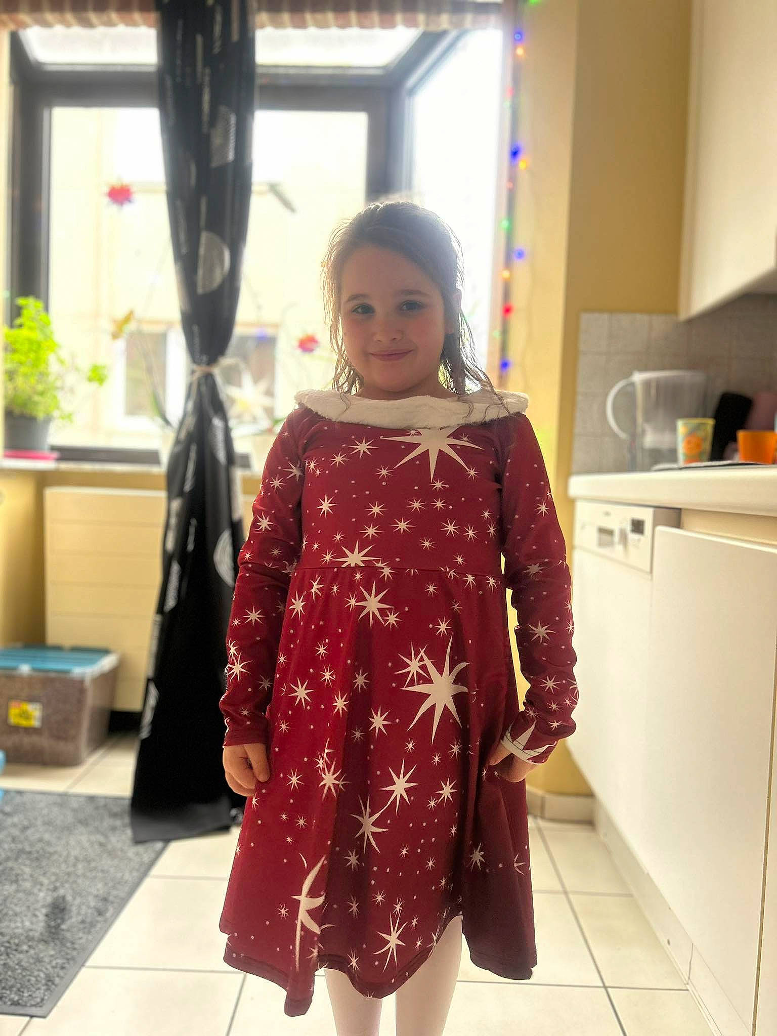 Victoria participe au concours pour gagner de l'argent avec cette photo : cabinetry, child, countertop, electric_blue, event, eyewear, fashion_design, flooring, formal_wear, fun, fur, joy, kitchen_appliance, magenta, pattern, peach, person, room, sleeve, smile