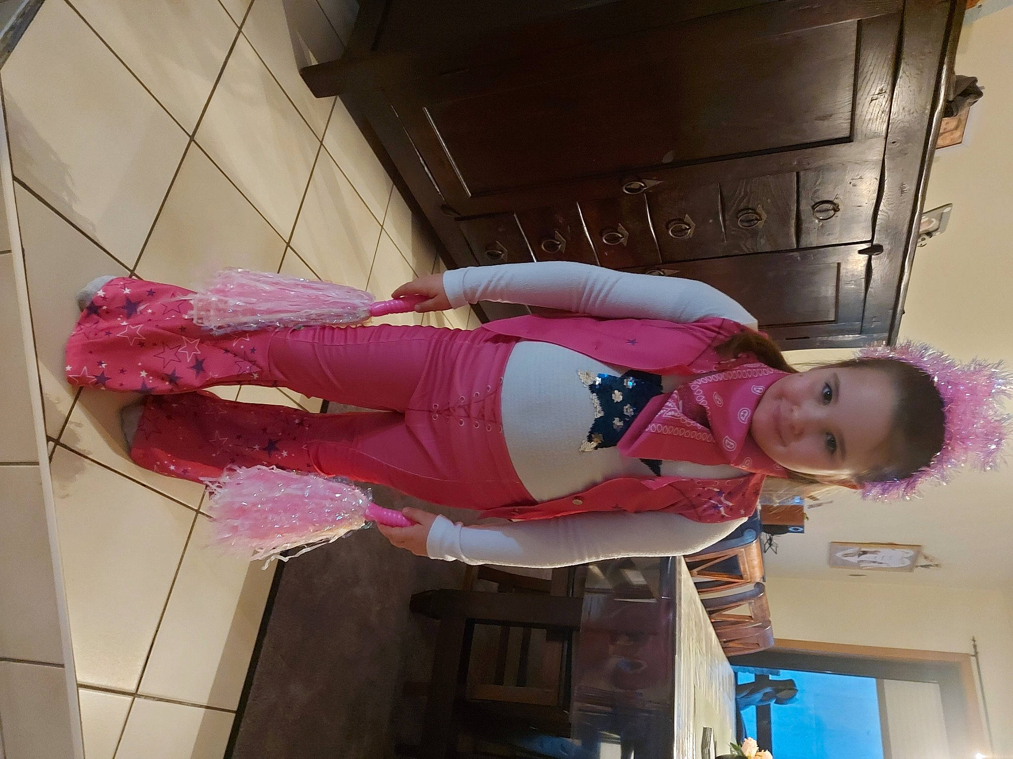 Victoria a rejoint le concours — aidez-le/la à gagner de superbes lots ! carmine, fun, joy, magenta, person, pink, purple, room, smile