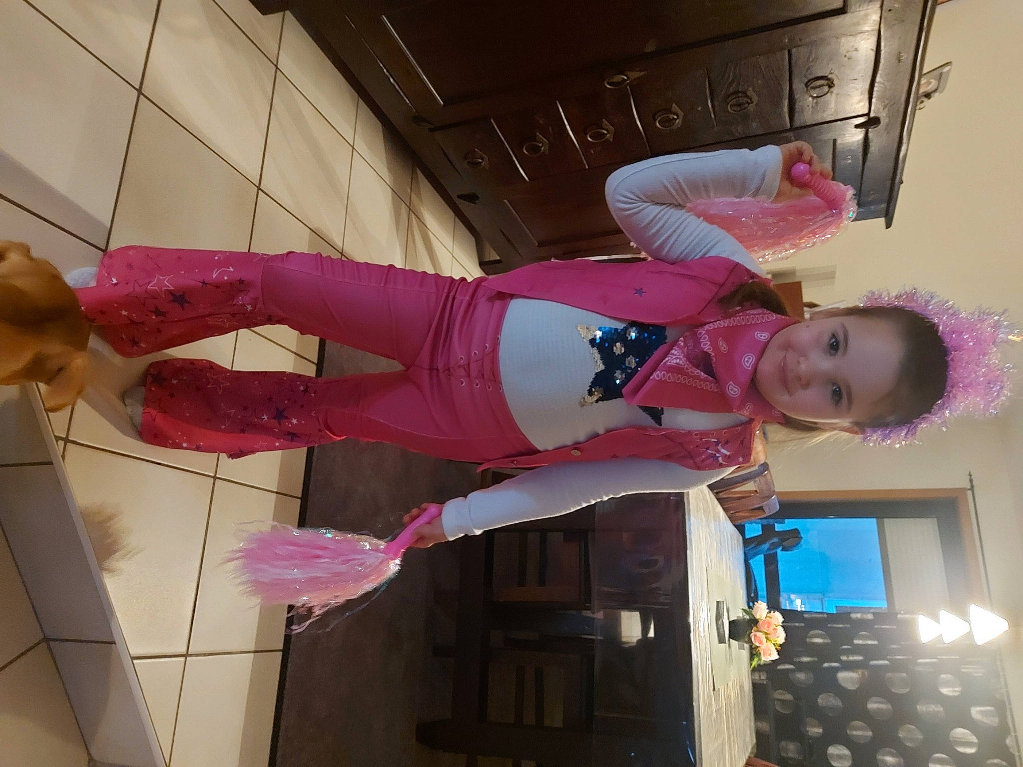 Victoria a rejoint le concours — aidez-le/la à gagner de superbes lots ! carmine, cleanliness, costume, engineering, fashion_design, fun, joy, magenta, person, pink, purple, room, smile, textile