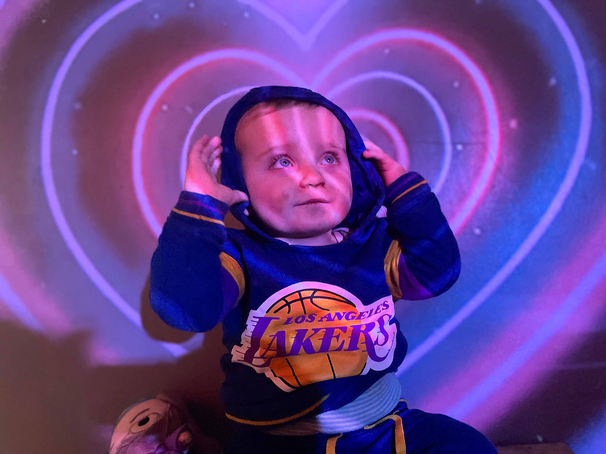 Thao participe au concours pour gagner de l'argent avec cette photo : baby_toddler_clothing, blue, circle, electric_blue, event, eye, flash_photography, fun, happy, jacket, light, lighting, magenta, person, pink, purple, sleeve, space, t_shirt, toddler