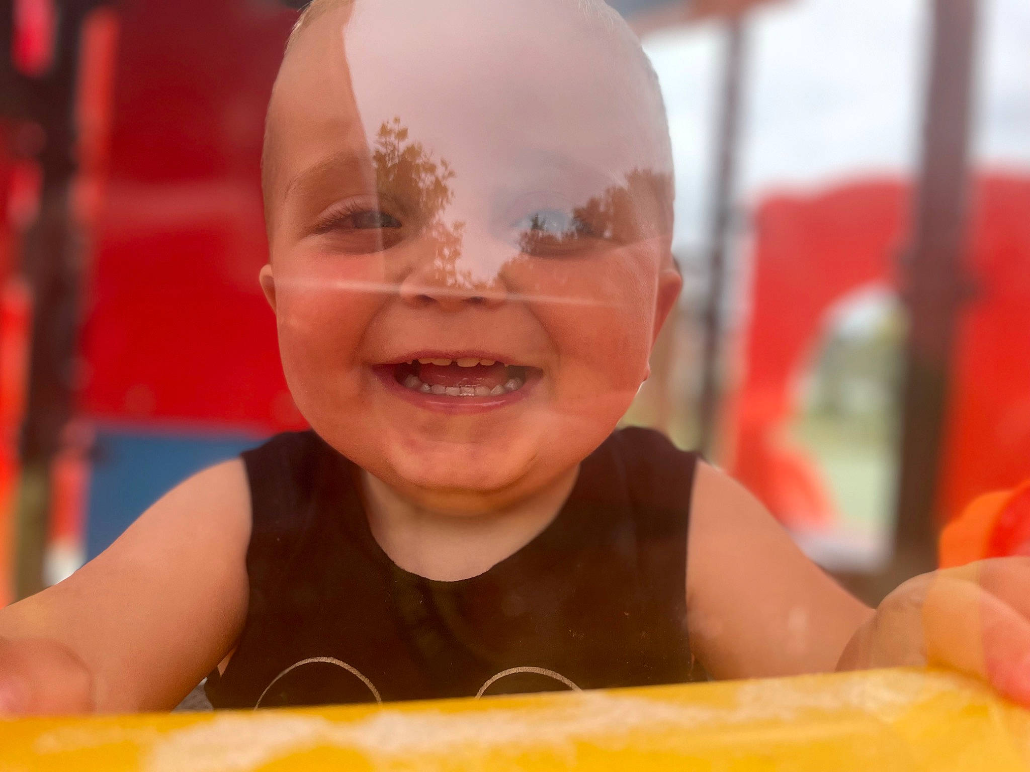 Thao a rejoint le concours — aidez-le/la à gagner de superbes lots ! baby, baby_toddler_clothing, bathing, cheek, child, close_up, facial_expression, fun, happy, joy, laugh, leisure, mouth, nose, person, play, recreation, skin, smile, toddler