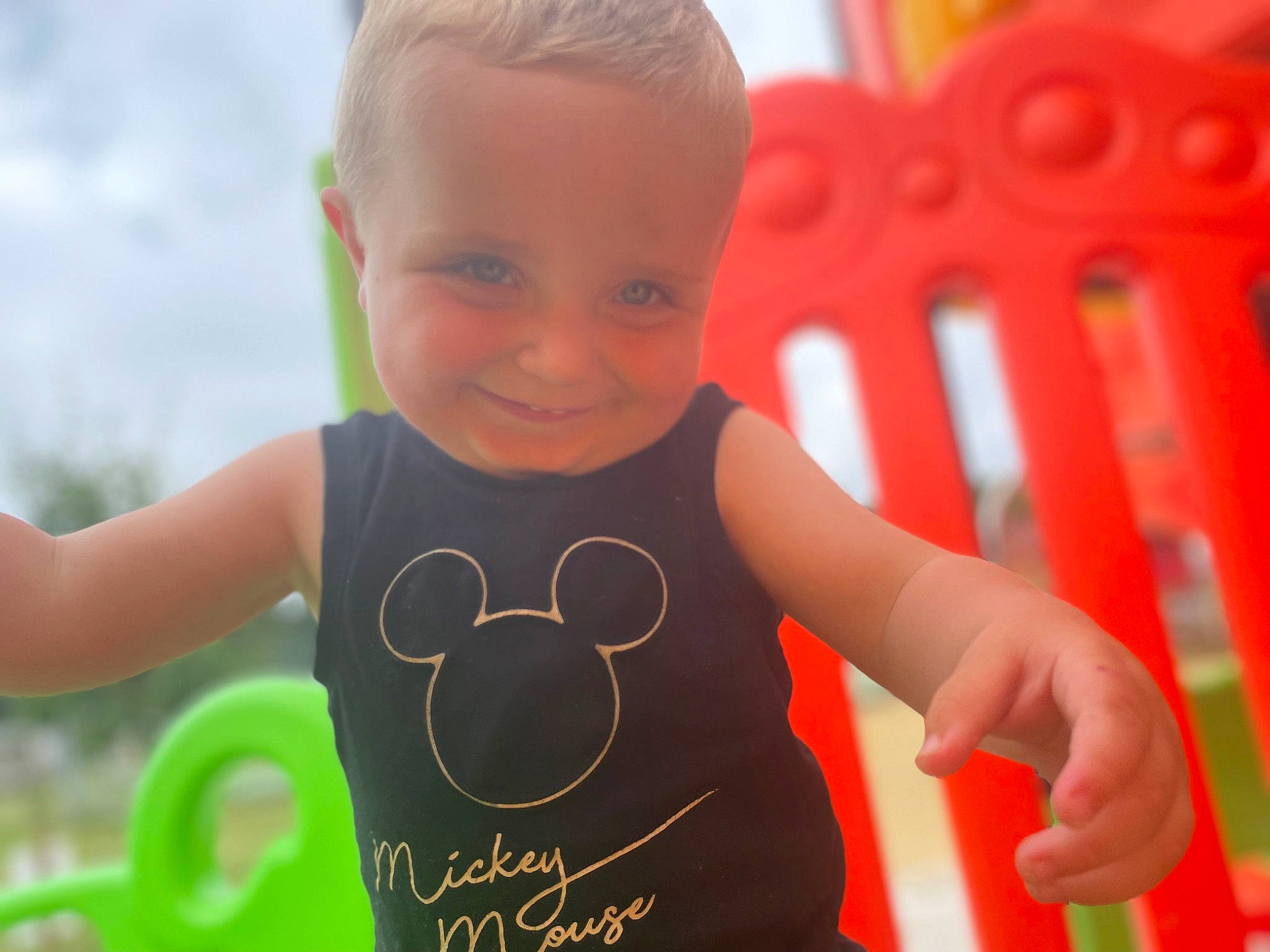 Thao a rejoint le concours — aidez-le/la à gagner de superbes lots ! baby, baby_toddler_clothing, child, cloud, facial_expression, finger, fun, gesture, grass, handwriting, happy, joy, leisure, people_in_nature, person, product, sleeve, smile, summer, t_shirt