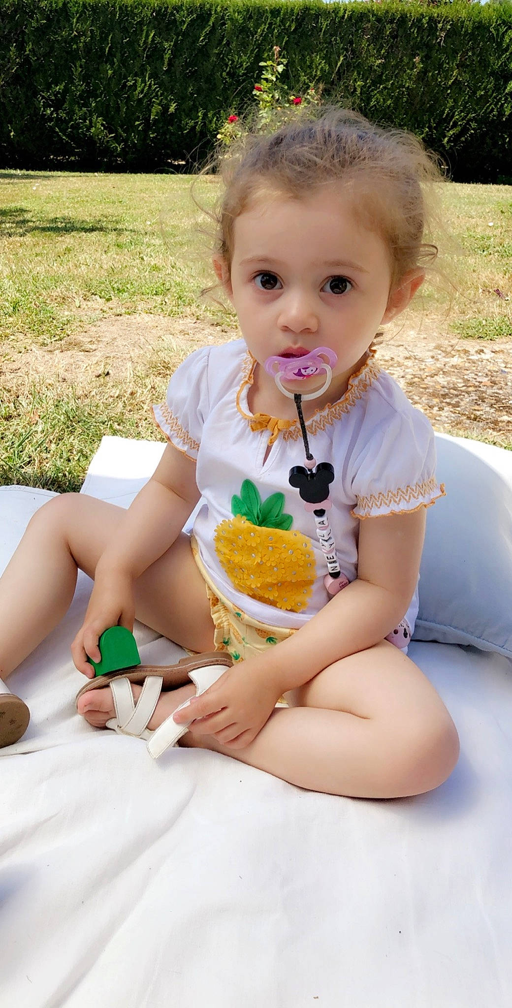 Neyla a rejoint le concours — aidez-le/la à gagner de superbes lots ! child, eating, person, summer, toddler, vacation