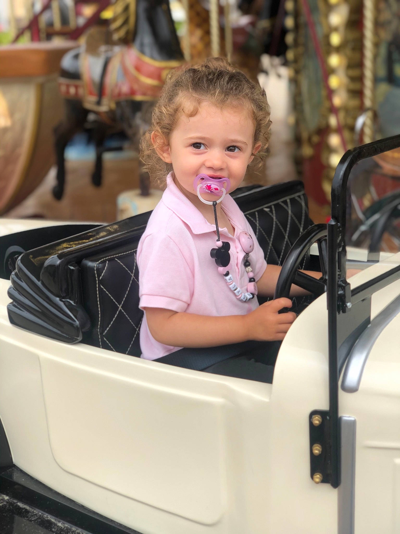 Neyla a rejoint le concours — aidez-le/la à gagner de superbes lots ! amusement_park, amusement_ride, automotive_exterior, blond, bumper, car, child, fun, hairstyle, person, recreation, skin, toddler, vacation, vehicle