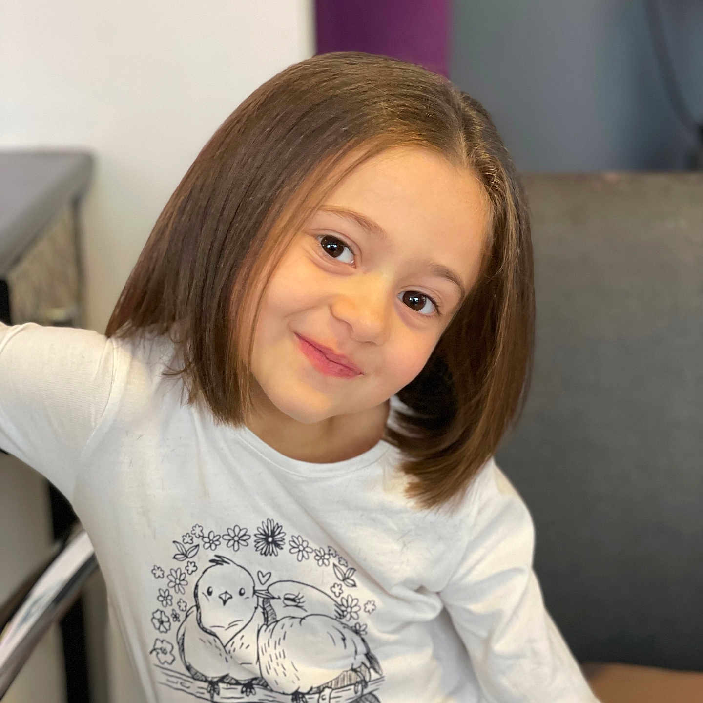 Neyla participe au concours pour gagner de l'argent avec cette photo : baby, blonde, bodypart, brownhair, clothing, dimples, face, hair, happy, head, jeans, longsleeve, pants, person, photography, portrait, sitting, sleeve, smile, t_shirt