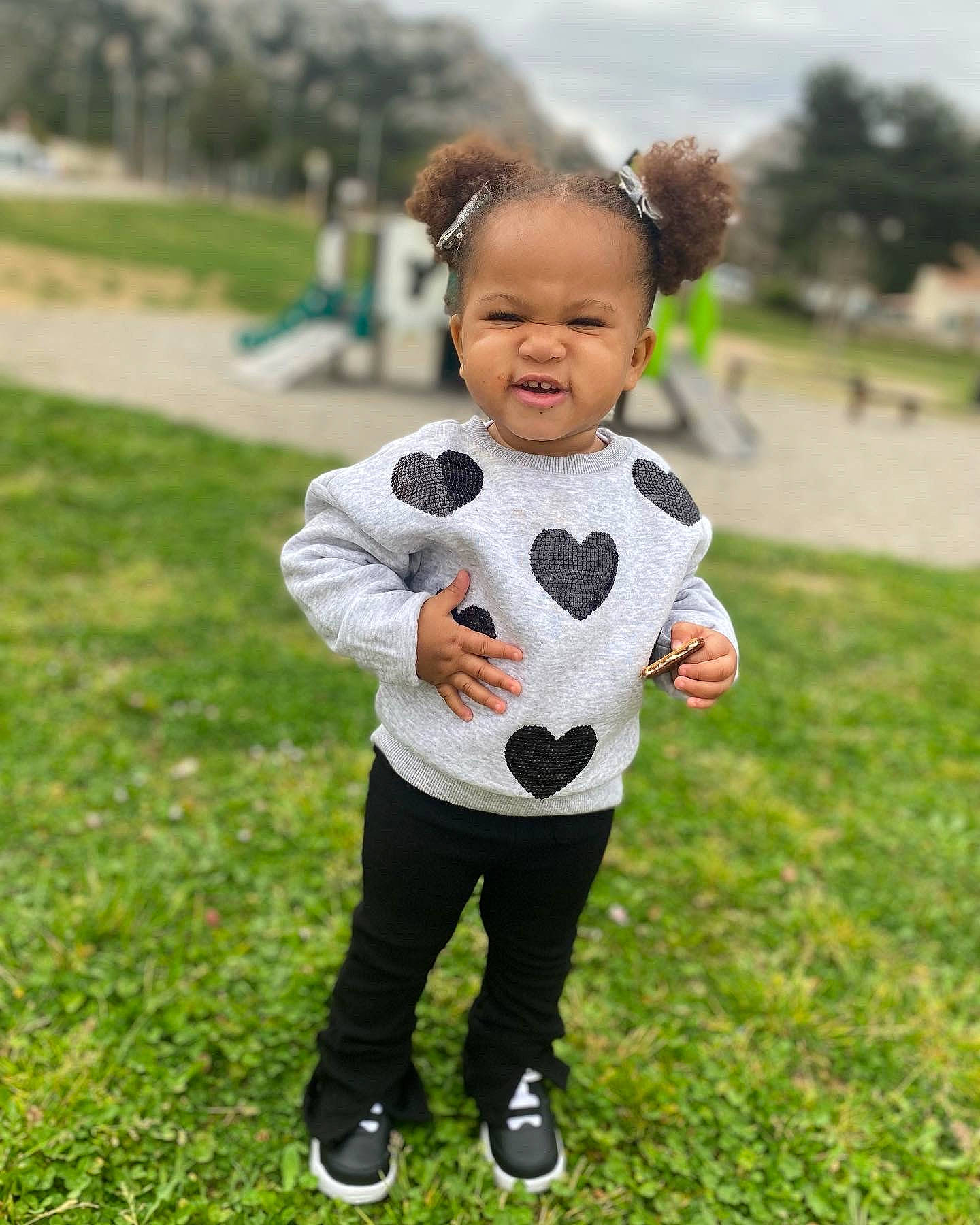 Keïssy participe au concours pour gagner de l'argent avec cette photo : baby, baby_toddler_clothing, ball, football, fun, gesture, grass, grassland, happy, head, leisure, people_in_nature, person, plant, recreation, sky, sleeve, smile, street_fashion, toddler