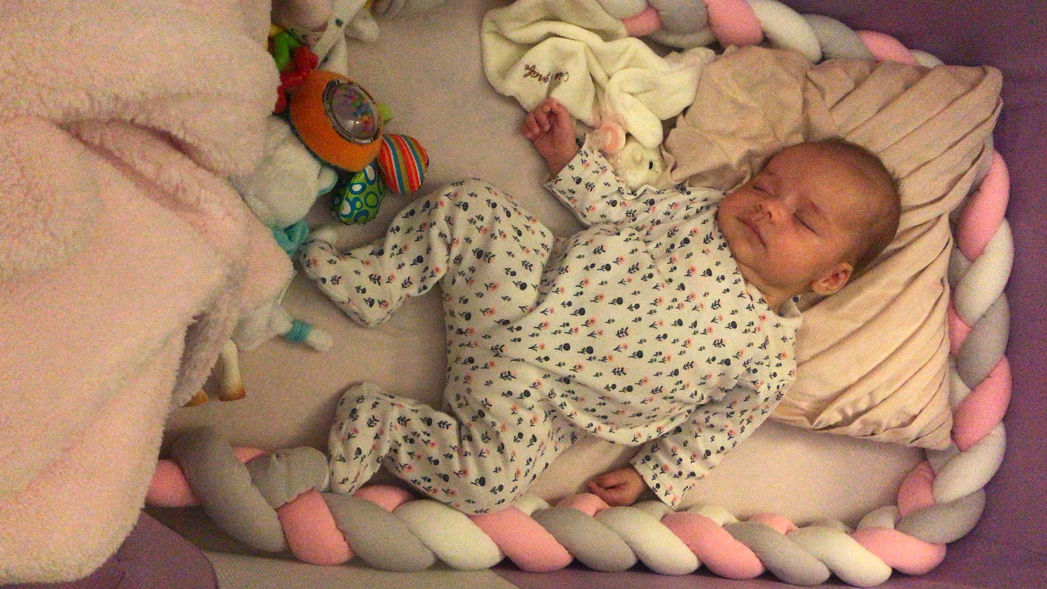 Léna participe au concours pour gagner de l'argent avec cette photo : baby, baby_products, baby_sleeping, baby_toys, bedtime, child, nap, person, play, sleep, toddler