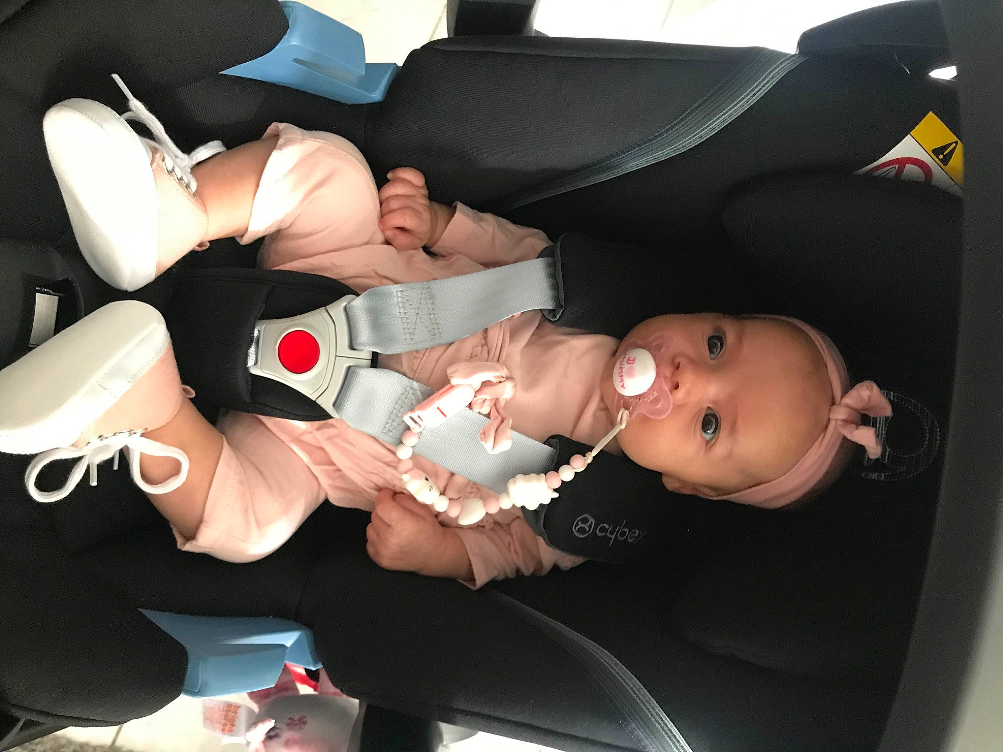 Léna participe au concours pour gagner de l'argent avec cette photo : auto_part, baby, birth, black_hair, car, car_seat, child, gesture, leg, love, mouth, person, product, sitting, skin, toddler