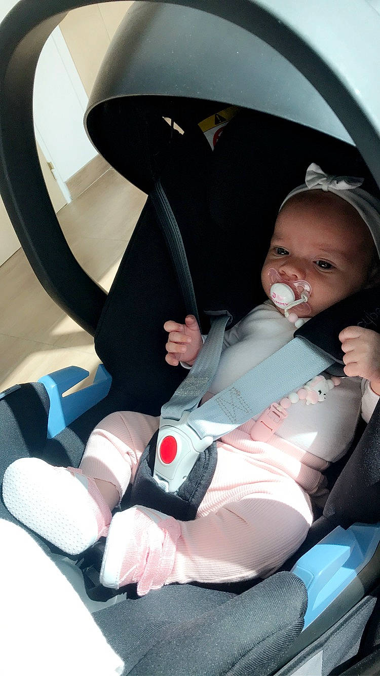 Léna participe au concours pour gagner de l'argent avec cette photo : auto_part, baby, baby_carriage, baby_in_car_seat, baby_products, car_seat, car_seat_cover, child, comfort, head_restraint, person, product, seat_belt, sitting, toddler